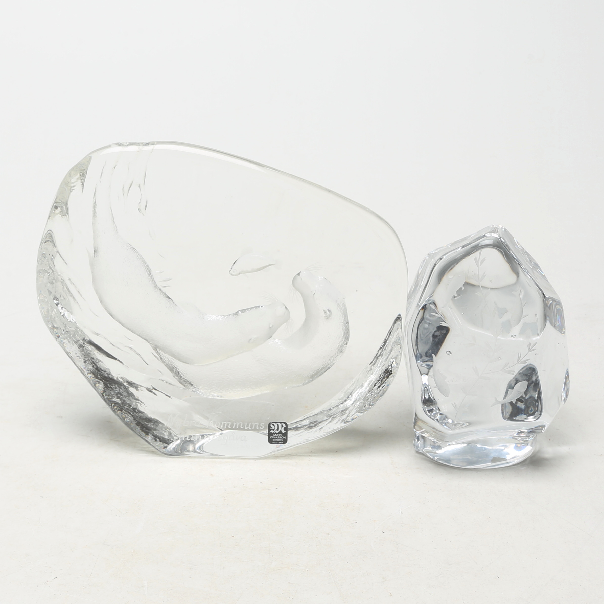 KONSTGLAS, 2 delar, bland annat Mats Jonasson, Målerås med havsuttermotiv.