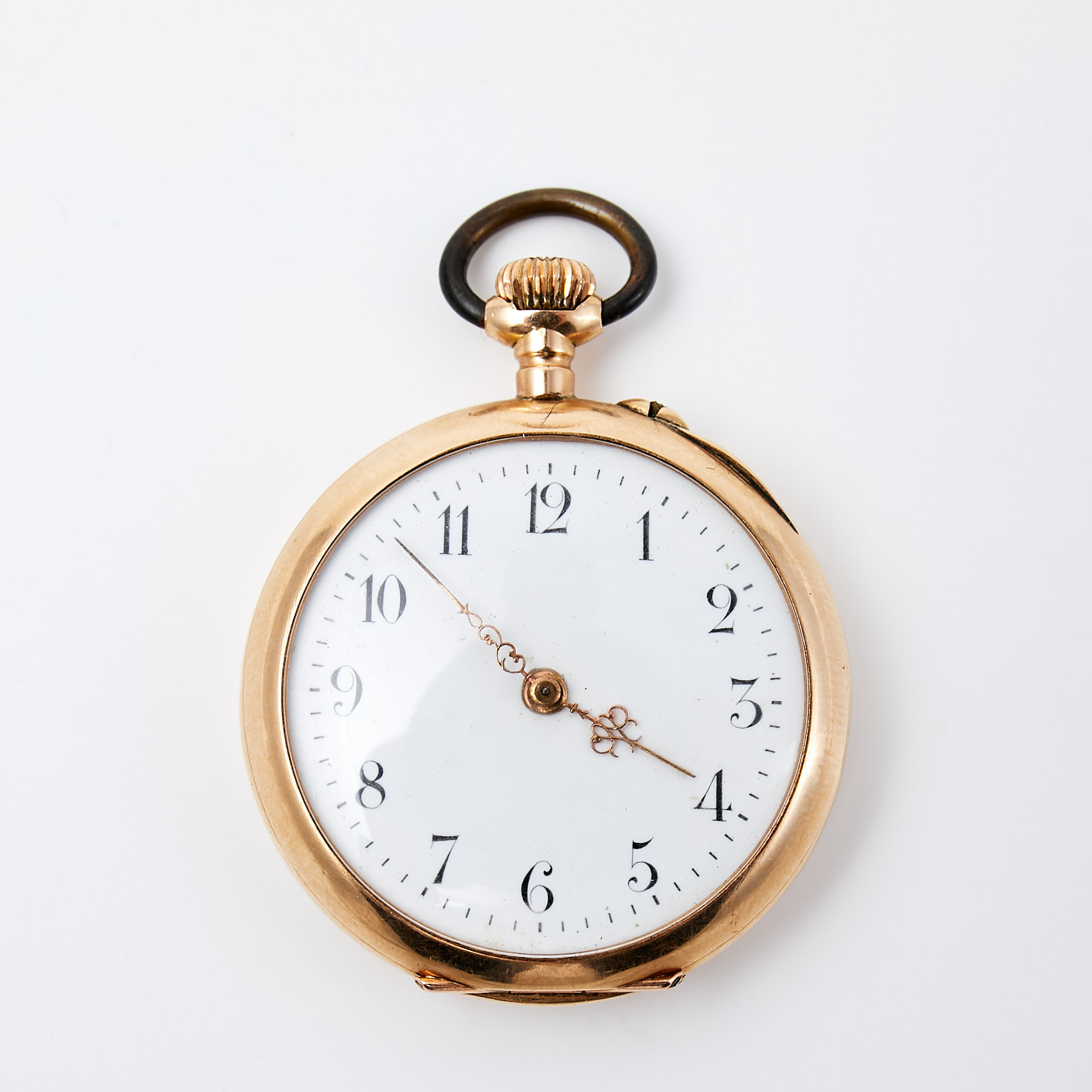 FICKUR, så kallat mormorsur, yttre boett i 14 k guld, diameter ca 33 mm, emaljerad urtavla, boett med graverad dekor.