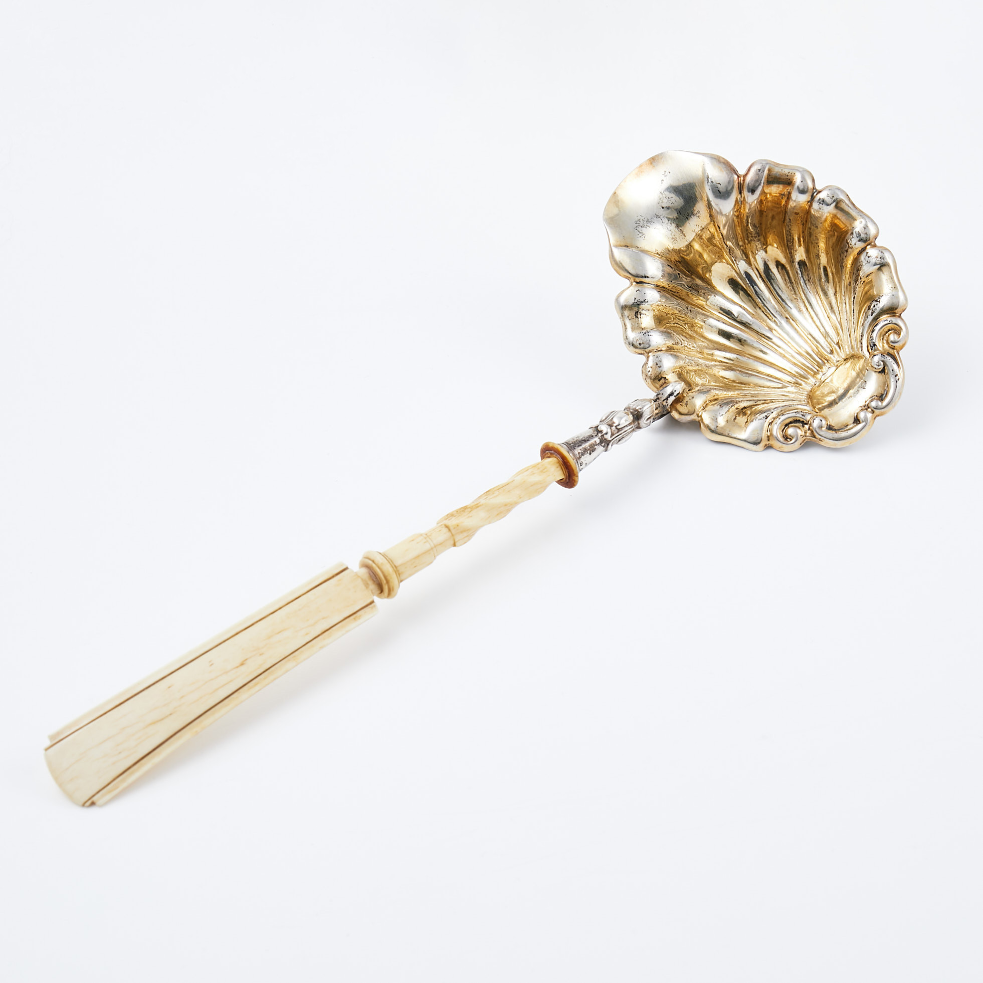 BÅLSLEV, silver samt skaft i ben, snäckformad skedblad, otydliga stämplar.