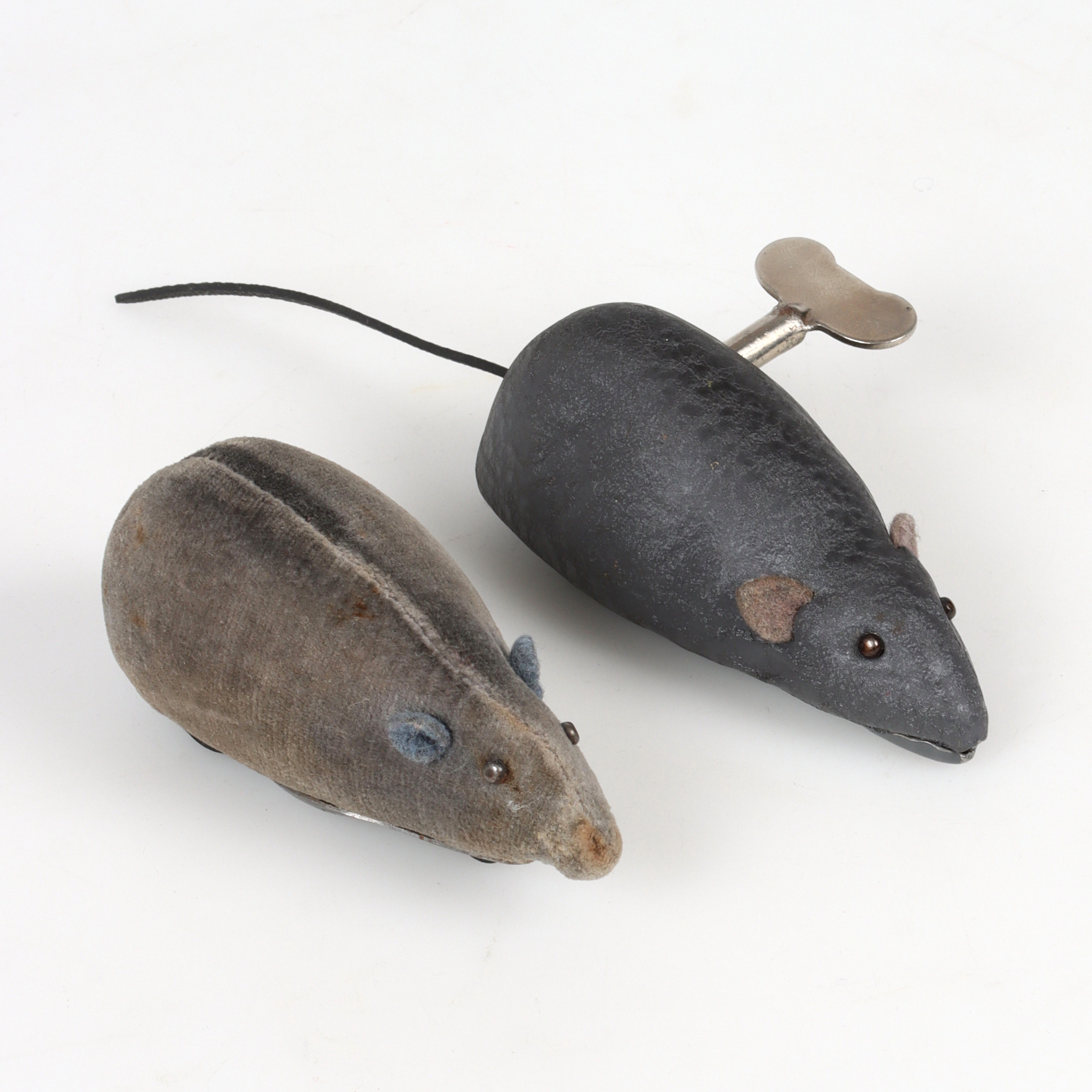 MÖSS, 2 st, Schuco patent, Tyskland, 1900-talets första hälft.