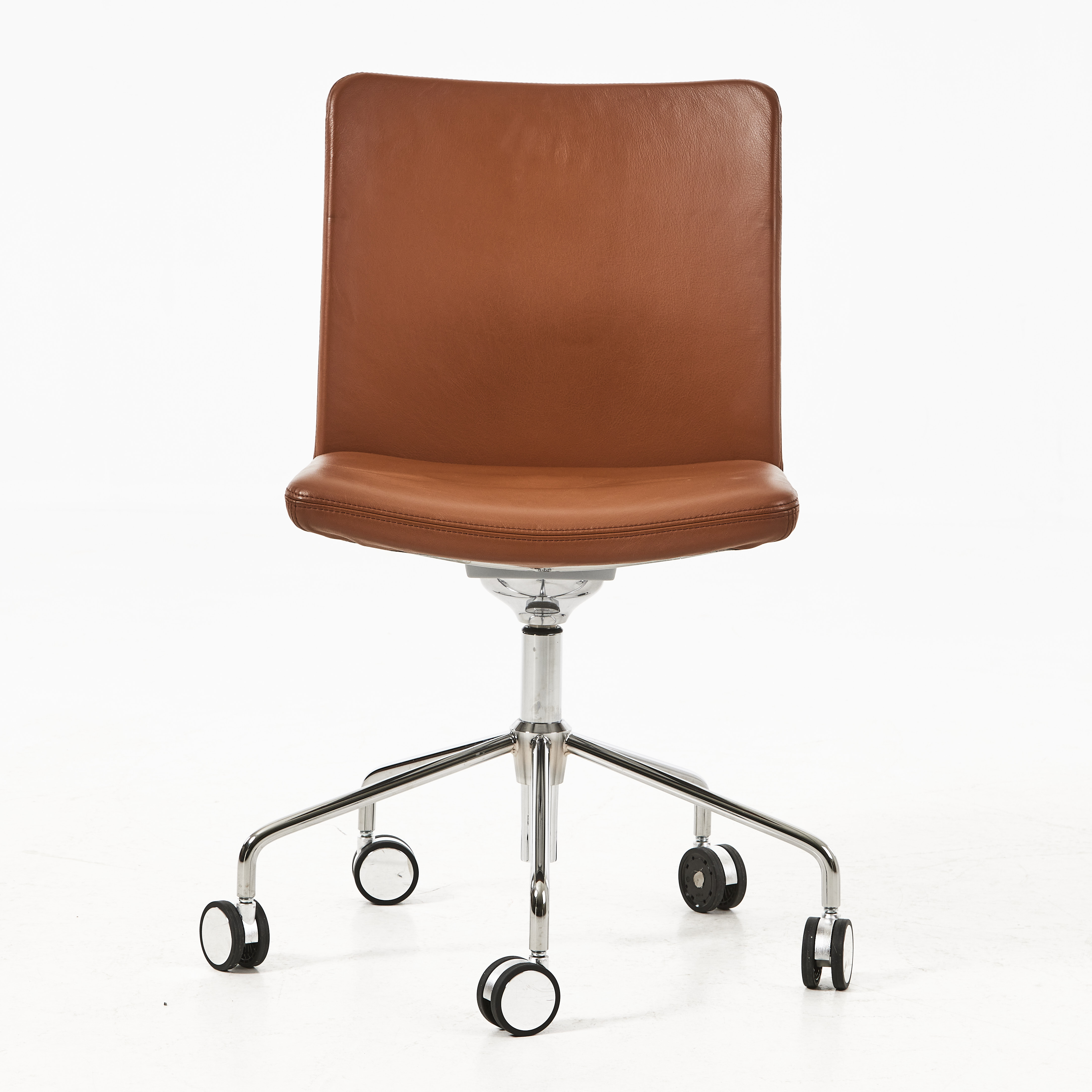 BROBERG & RIDDERSTRÅLE. konferensstol, modell "Stella", för Swedese, kromat stål och läder.