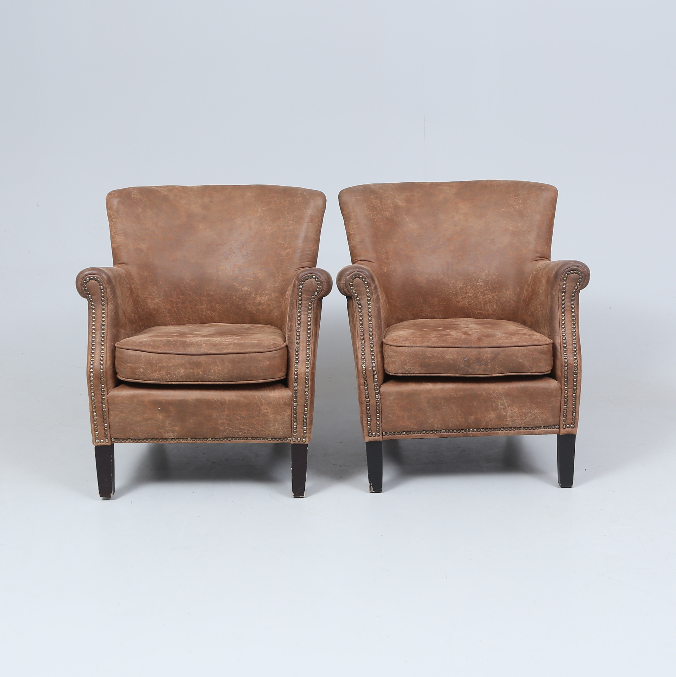 FÅTÖLJER, ett par, konstskinn, samtida.