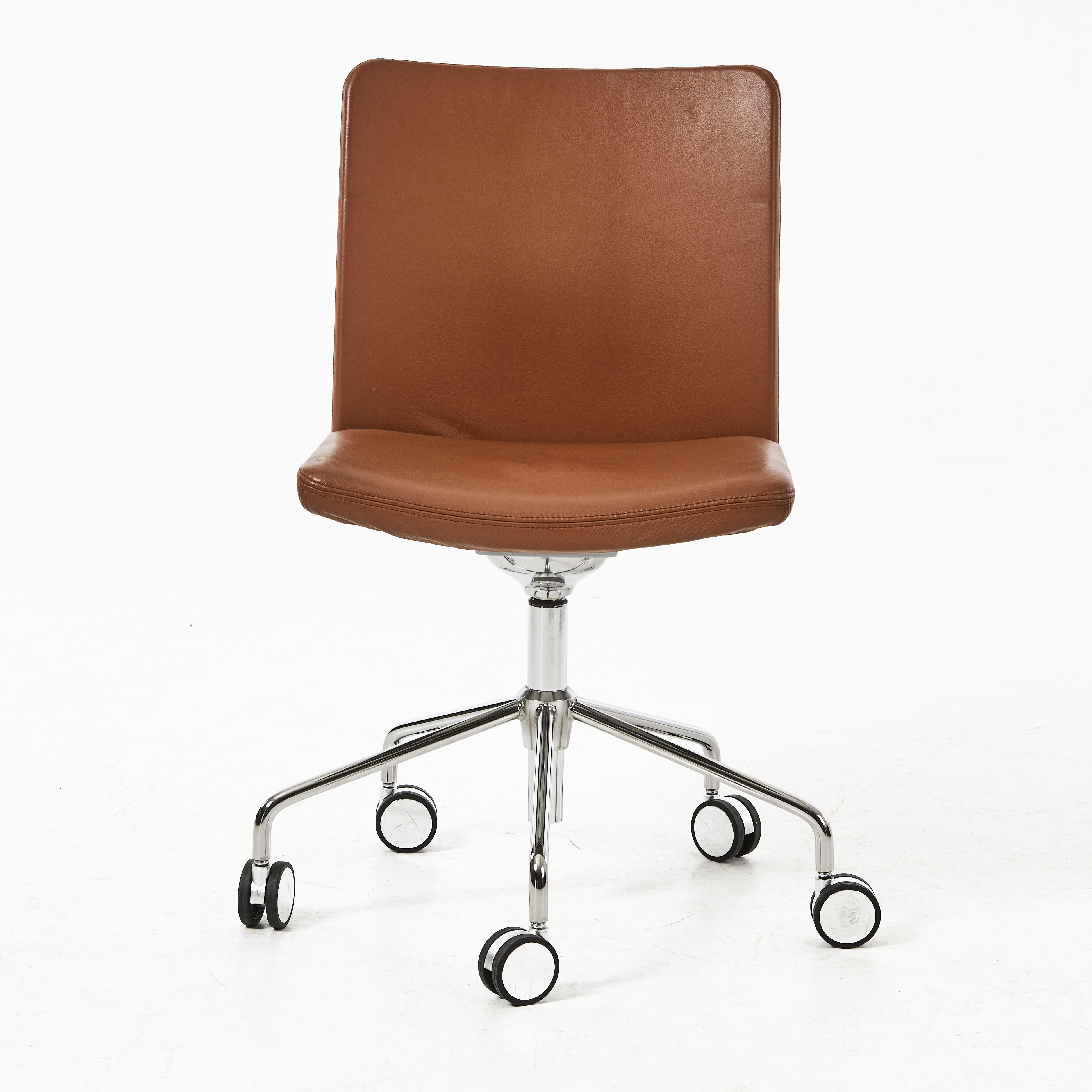 BROBERG & RIDDERSTRÅLE. konferensstol, modell "Stella", för Swedese, kromat stål och läder.