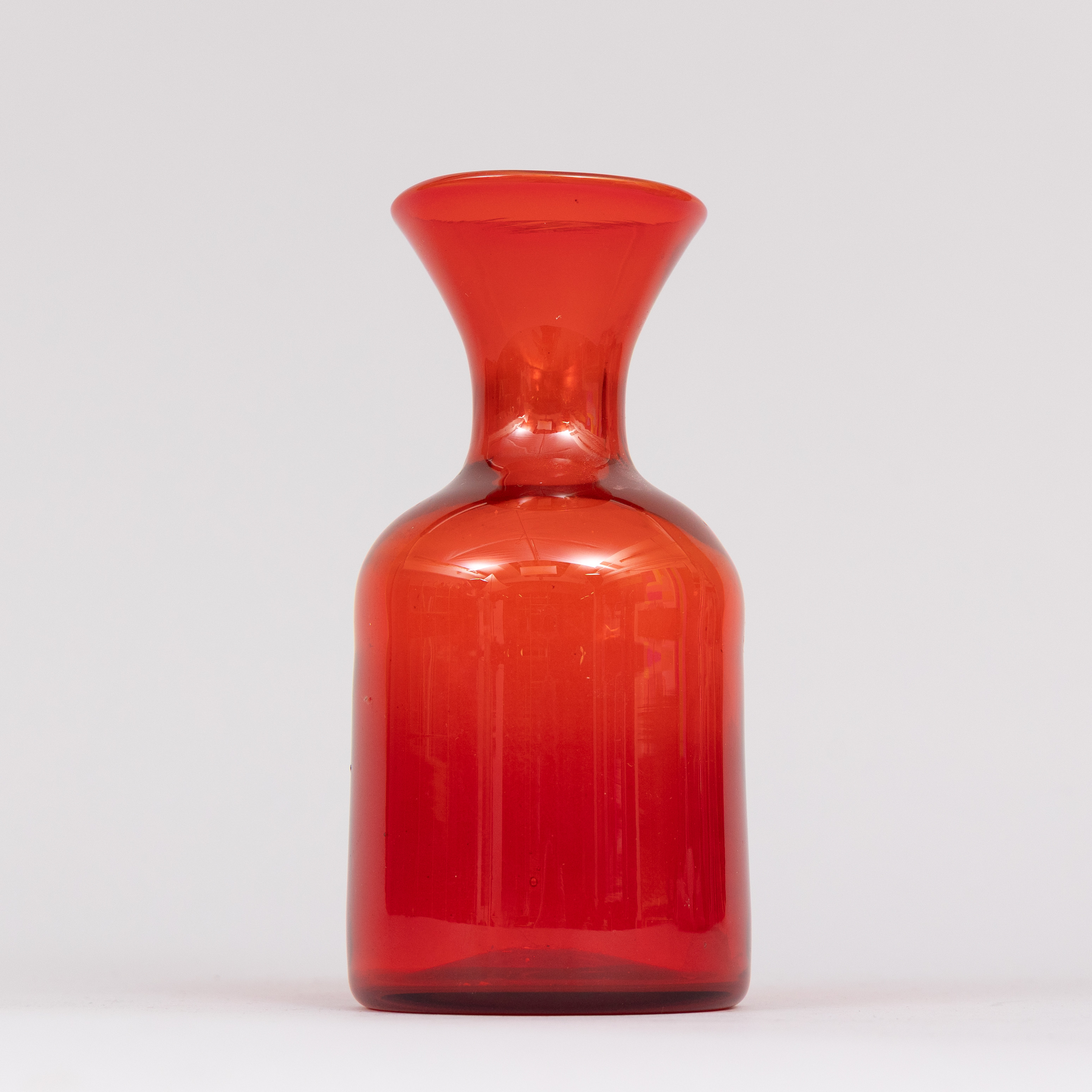 ERIK HÖGLUND. Vas , glas i rött, signerad.