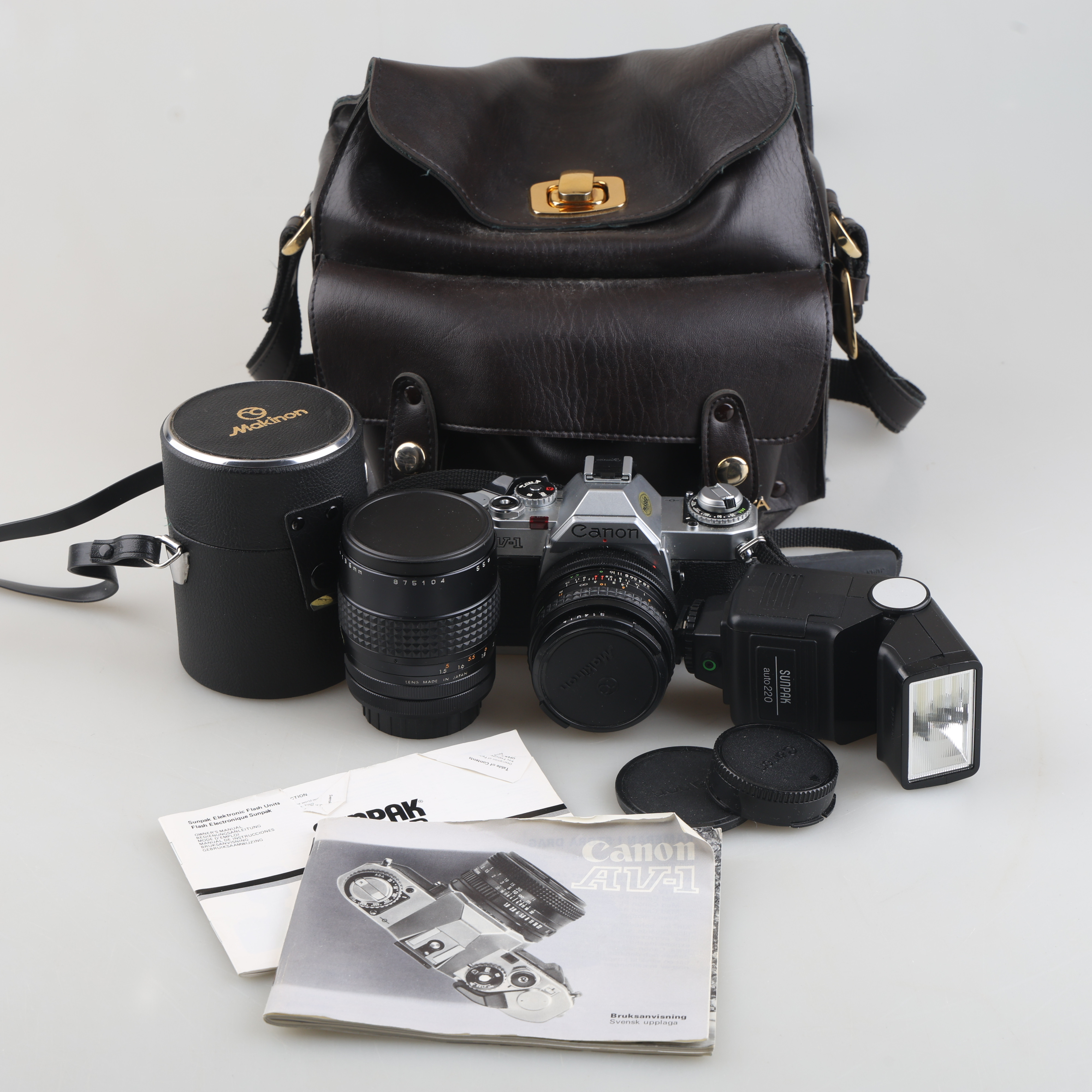 KAMERA, Canon AV-1 samt två objektiv och blixt, 1970/80-tal.
