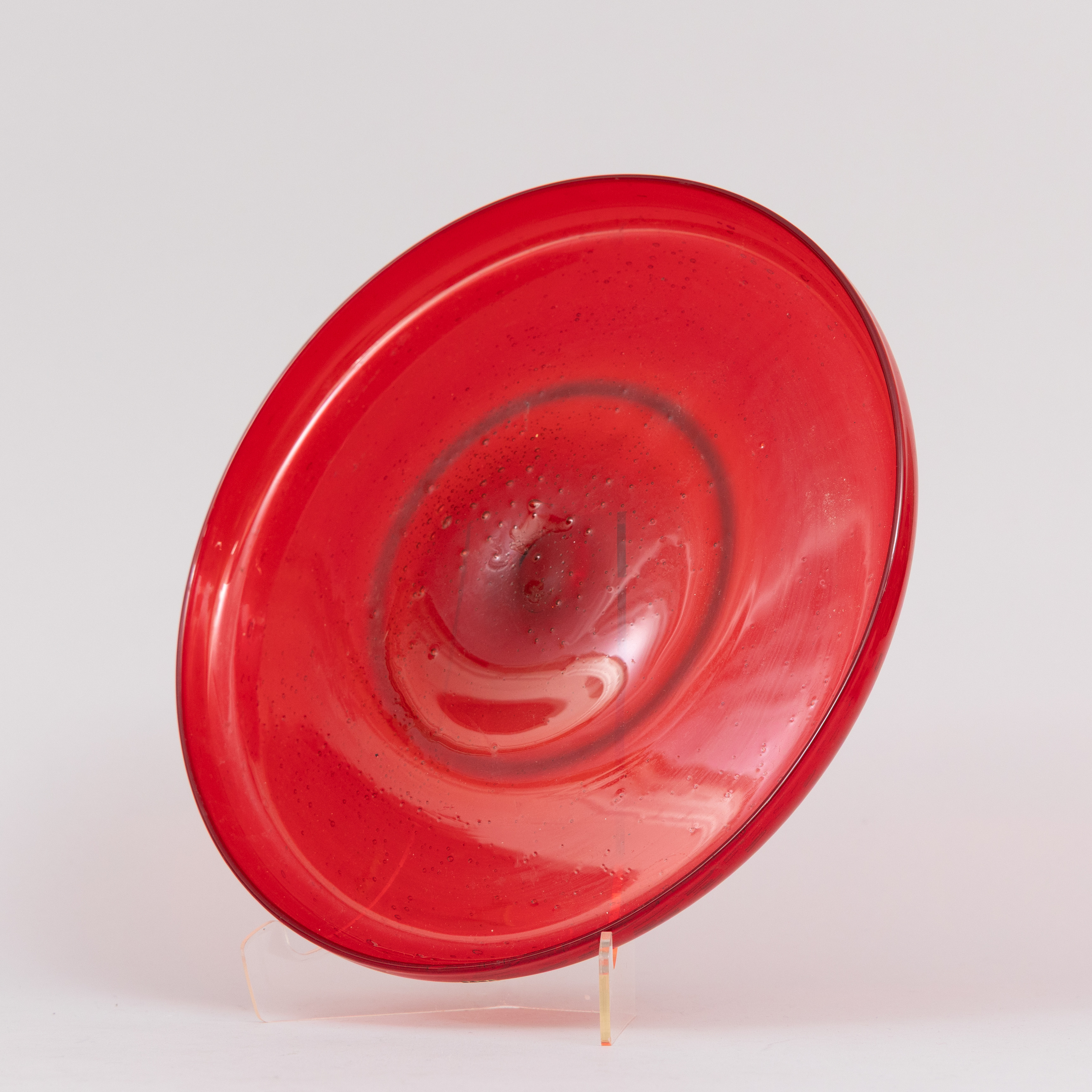 ERIK HÖGLUND. Fat, glas i rött, signerad.