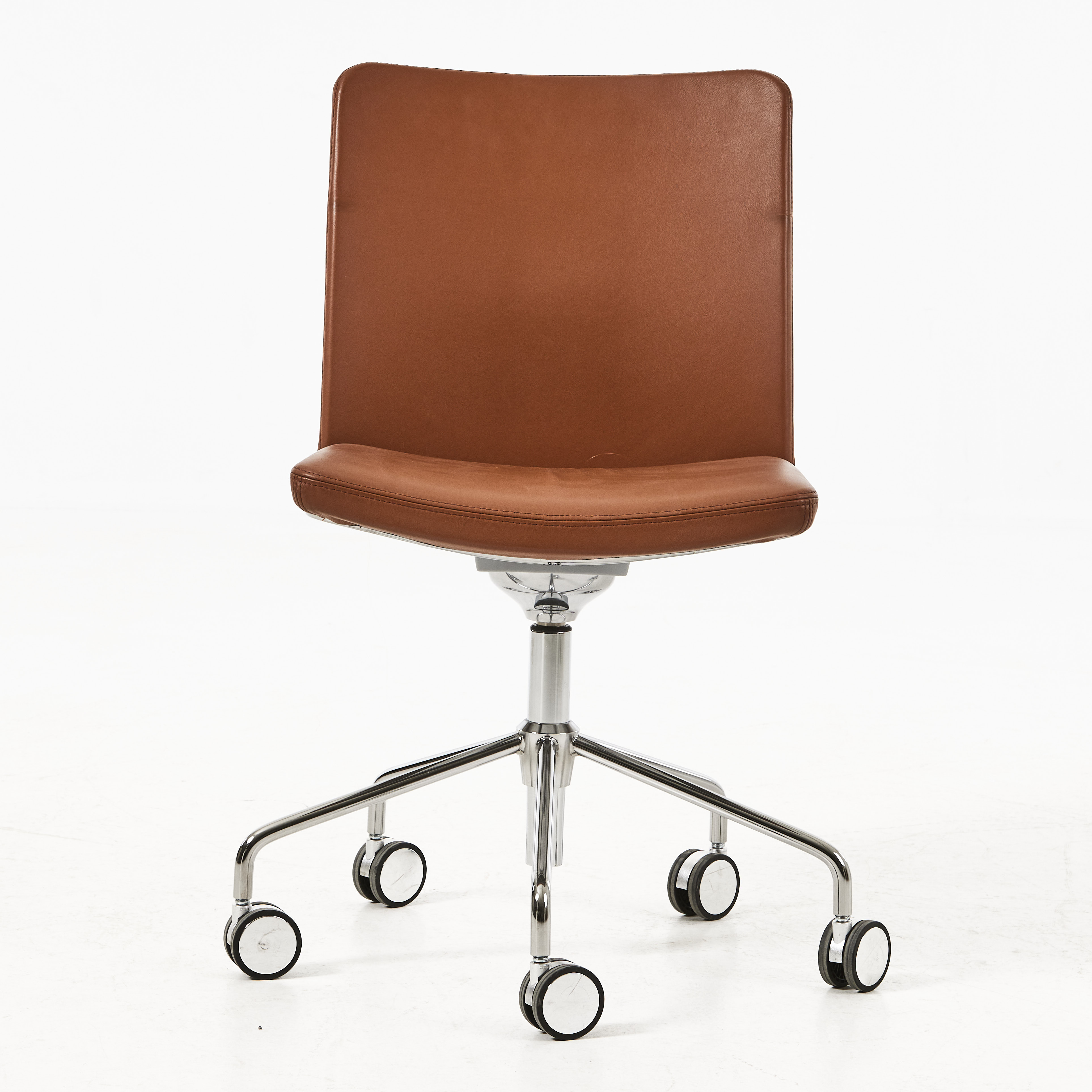 BROBERG & RIDDERSTRÅLE. konferensstol, modell "Stella", för Swedese, kromat stål och läder.