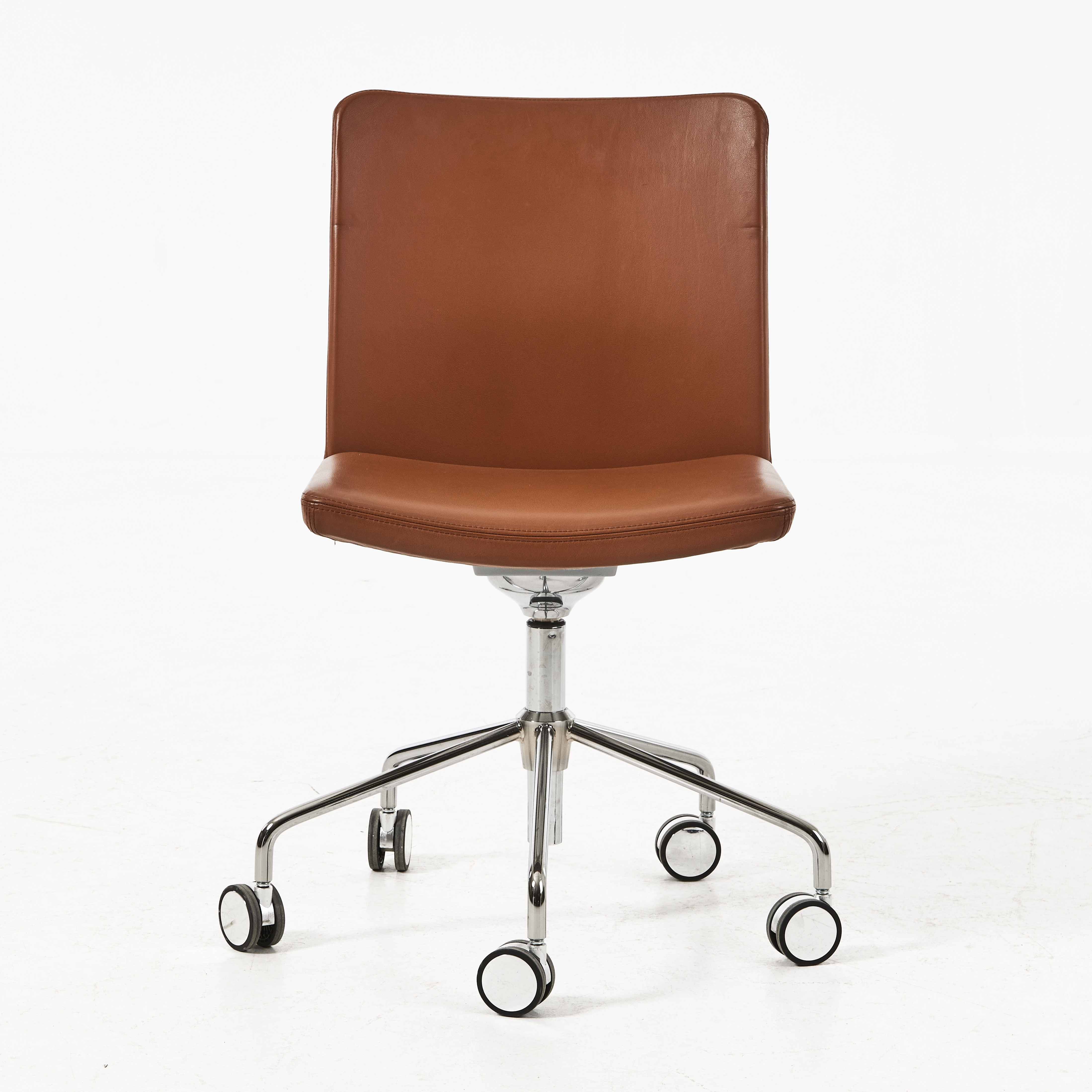 BROBERG & RIDDERSTRÅLE. konferensstol, modell "Stella", för Swedese, kromat stål och läder.