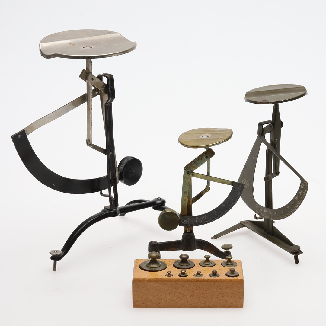 BREVVÅGAR. 3 st, Järn/mässing, samt viktsats.