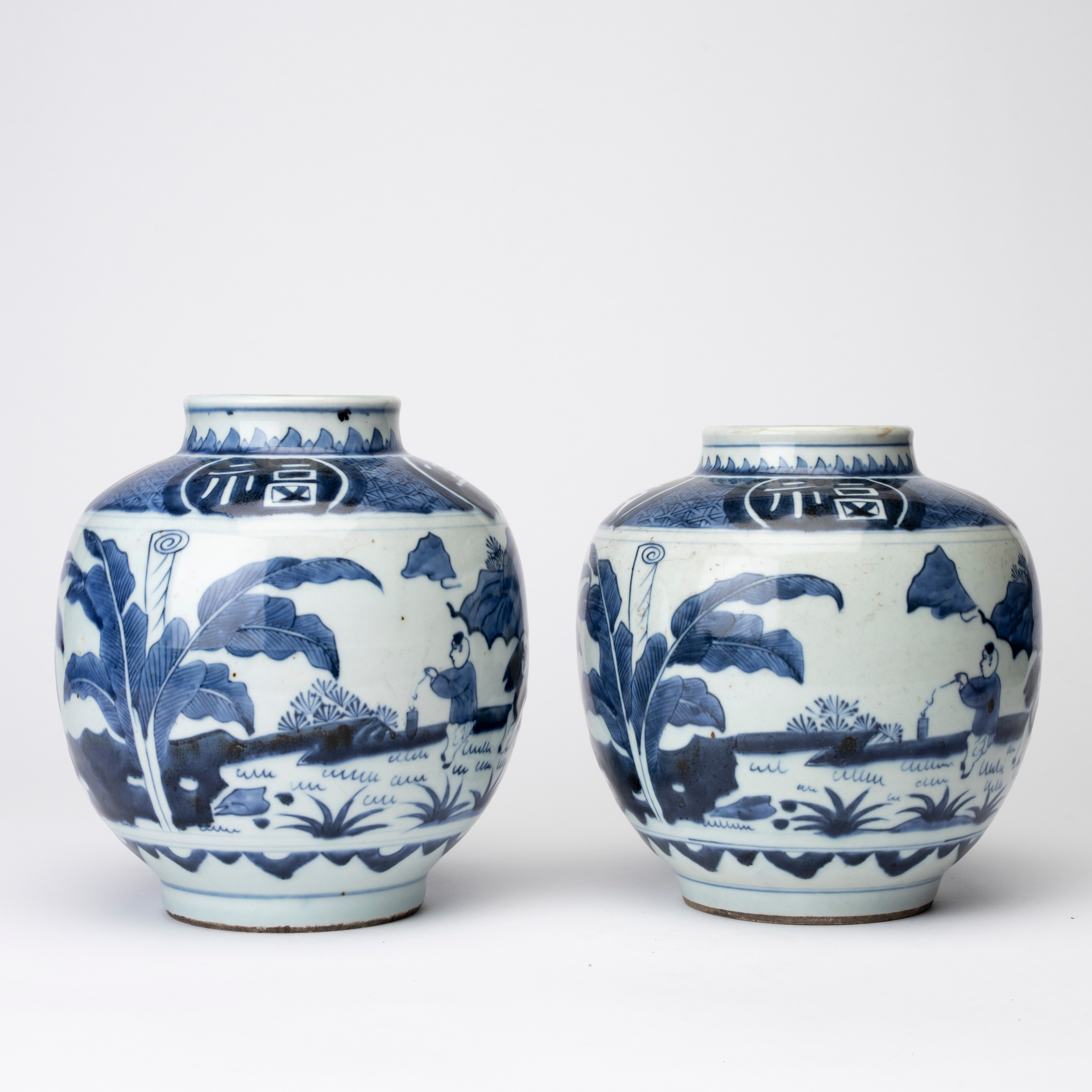 URNOR, ett par, porslin, Japan, 1800/1900-tal.