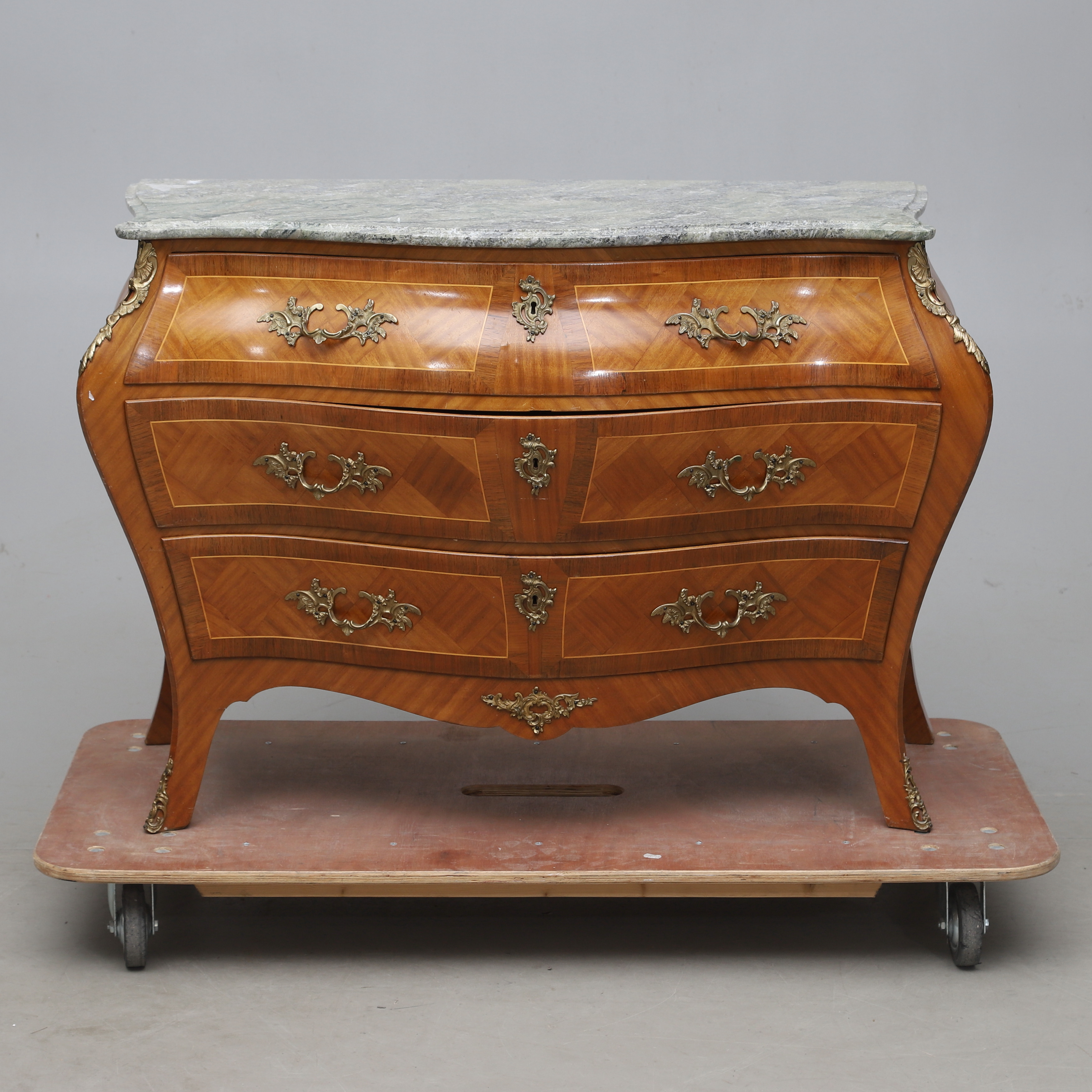 BYRÅ, med stenskiva, rokokostil, 1900-tal.