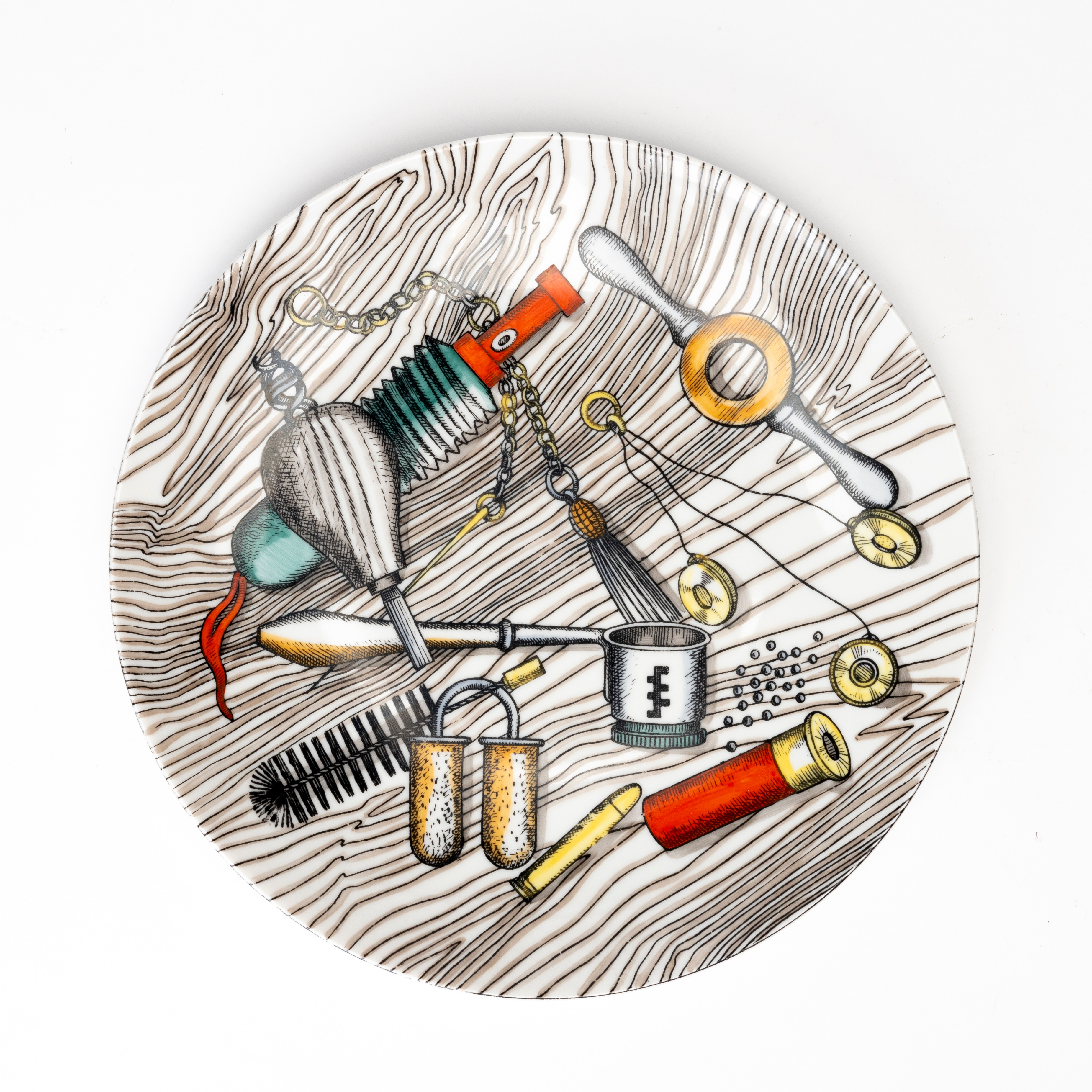 PIERO FORNASETTI. Tallrik, porslin, "Oggetti Caccia", stämpelmärkt Fornasetti, Milano, Italien.