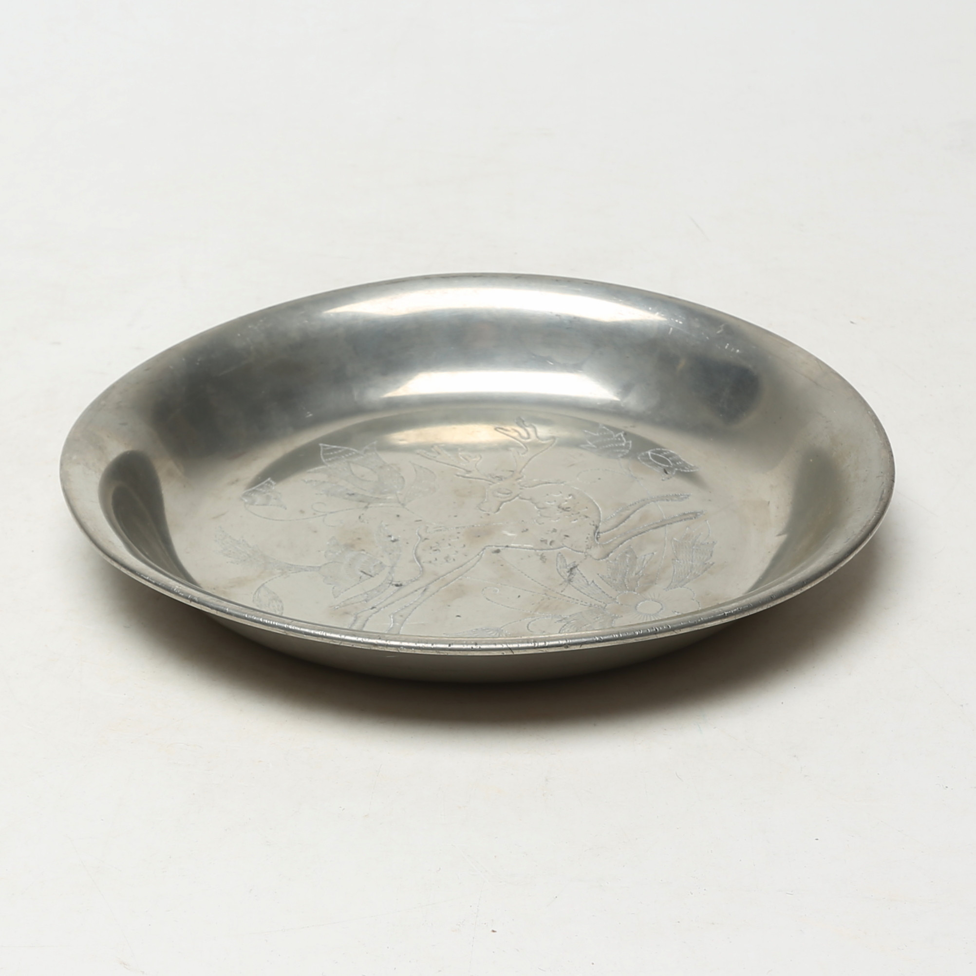 FAT, med djurmotiv, tenn, Svenskt Tenn, Stockholm, årsbokstav B8.