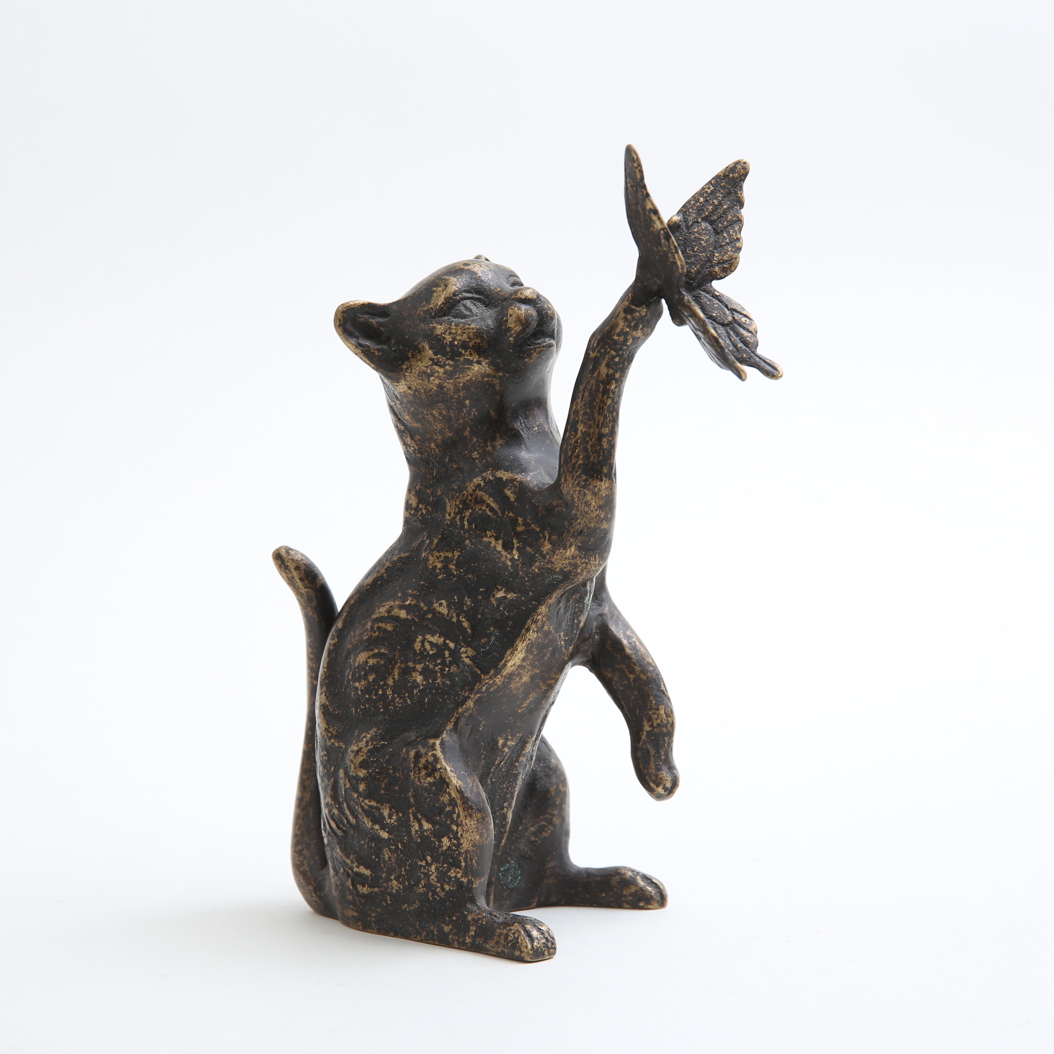 SKULPTUR, patinerad brons, katt med fjäril, stämplad, Fyrklövern.