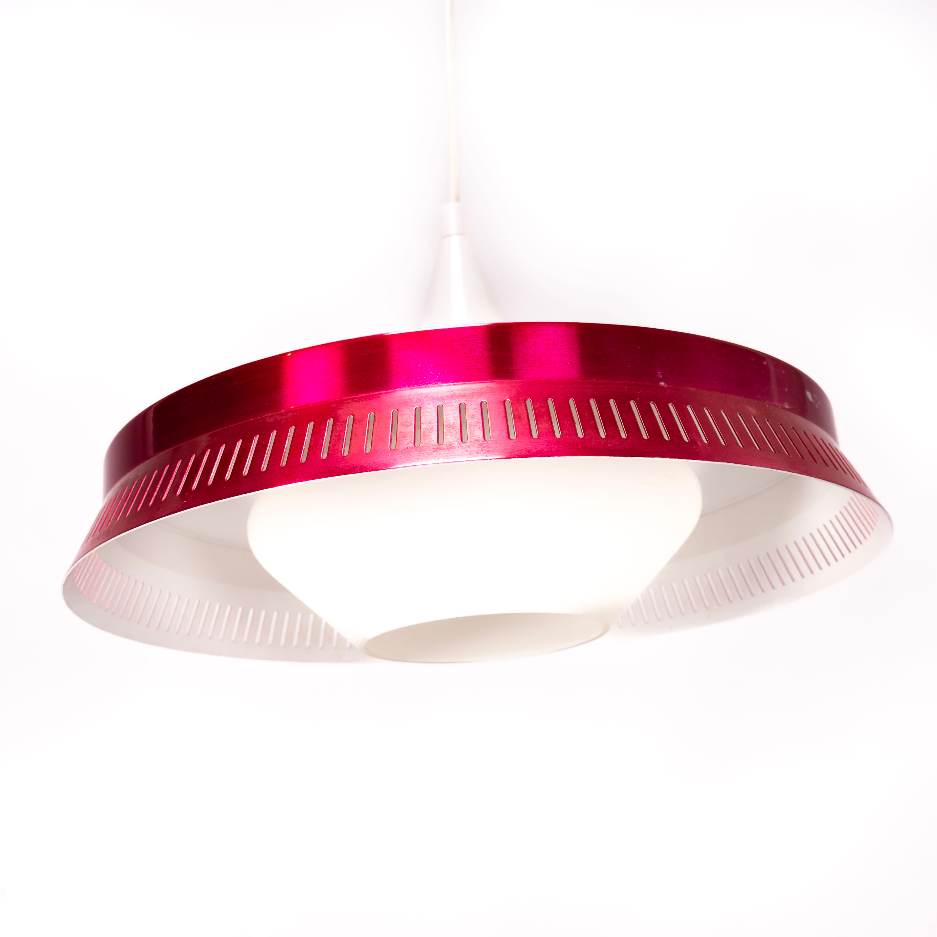 TAKLAMPA. Rosa med opalvit kupa 1900-tal.