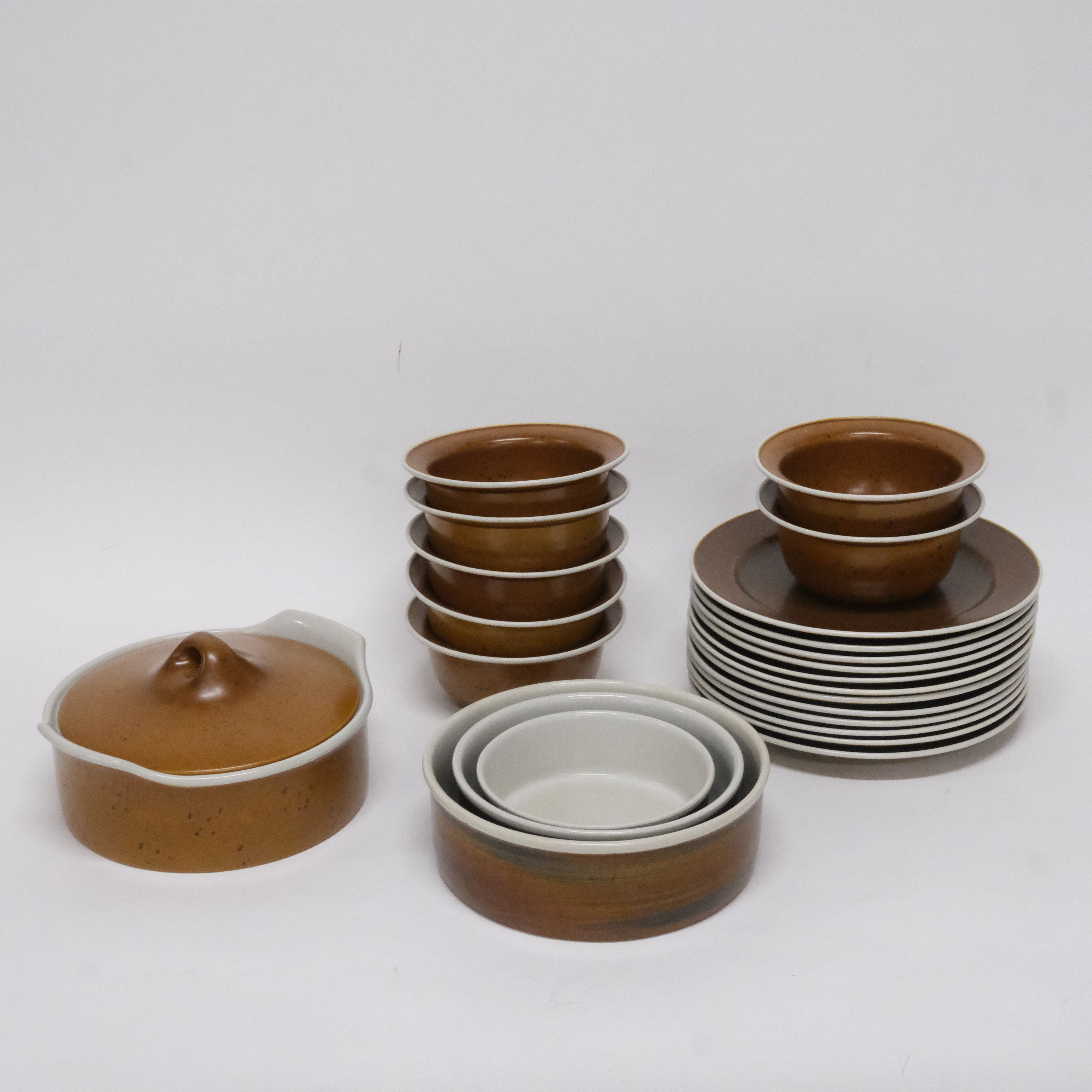 STIG LINDBERG. MATSERVISDELAR, "COQ", GUSTAVSBERG, 23 DELAR.