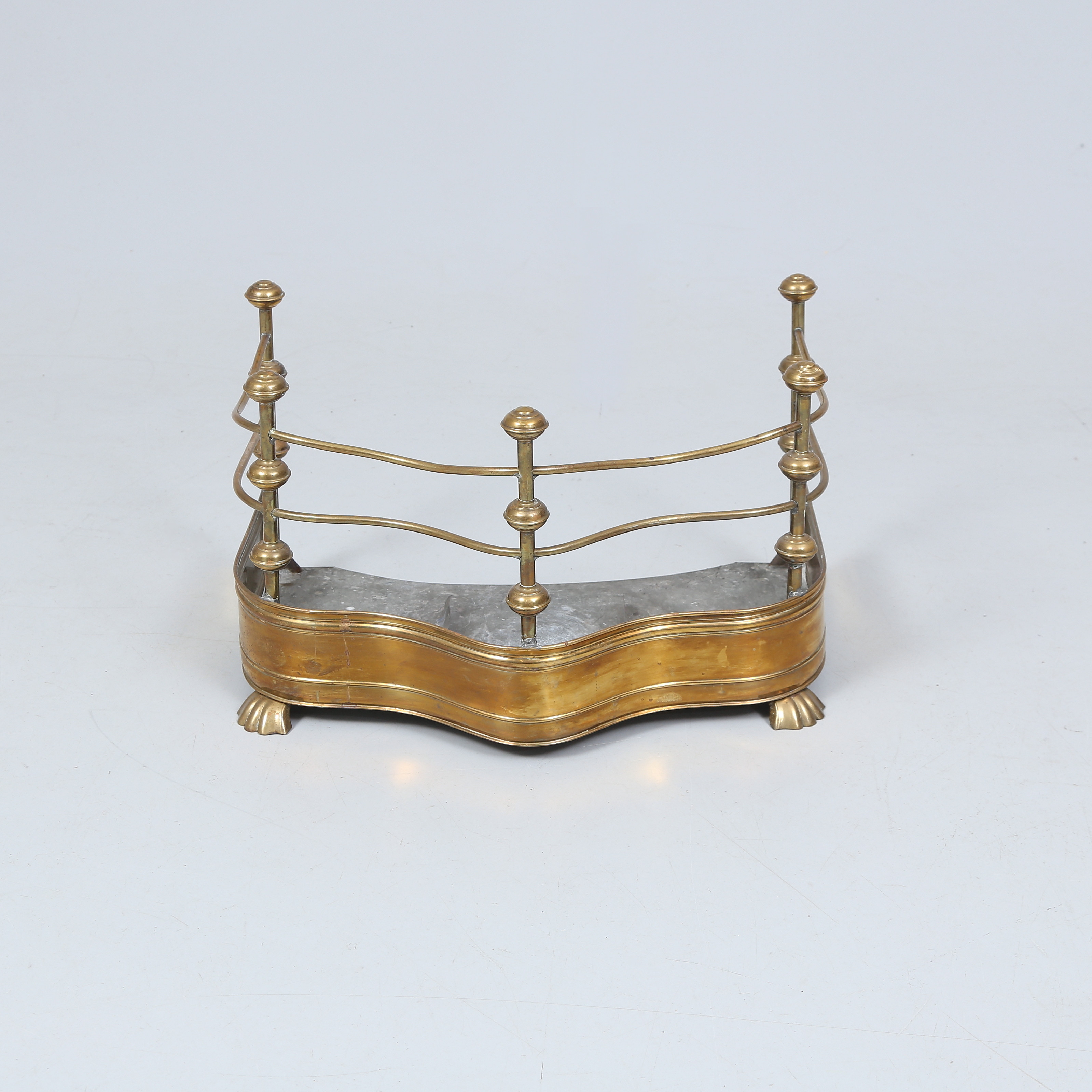 BRASSKYDD, mässingsplåt, troligen England, 1900-tal.