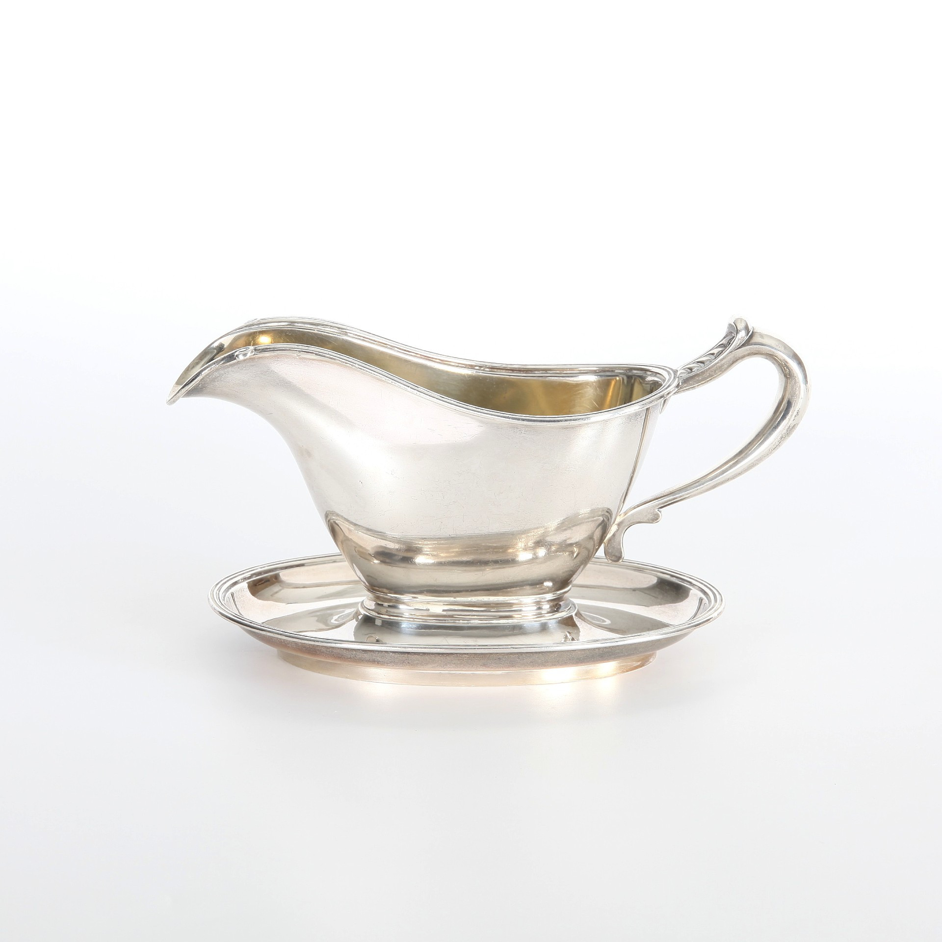 HENRIK AUGUST LANG. 1811–1882. Såsskål på fat, silver, Nichols & Plinke, St Petersburg, Ryssland, 1838.