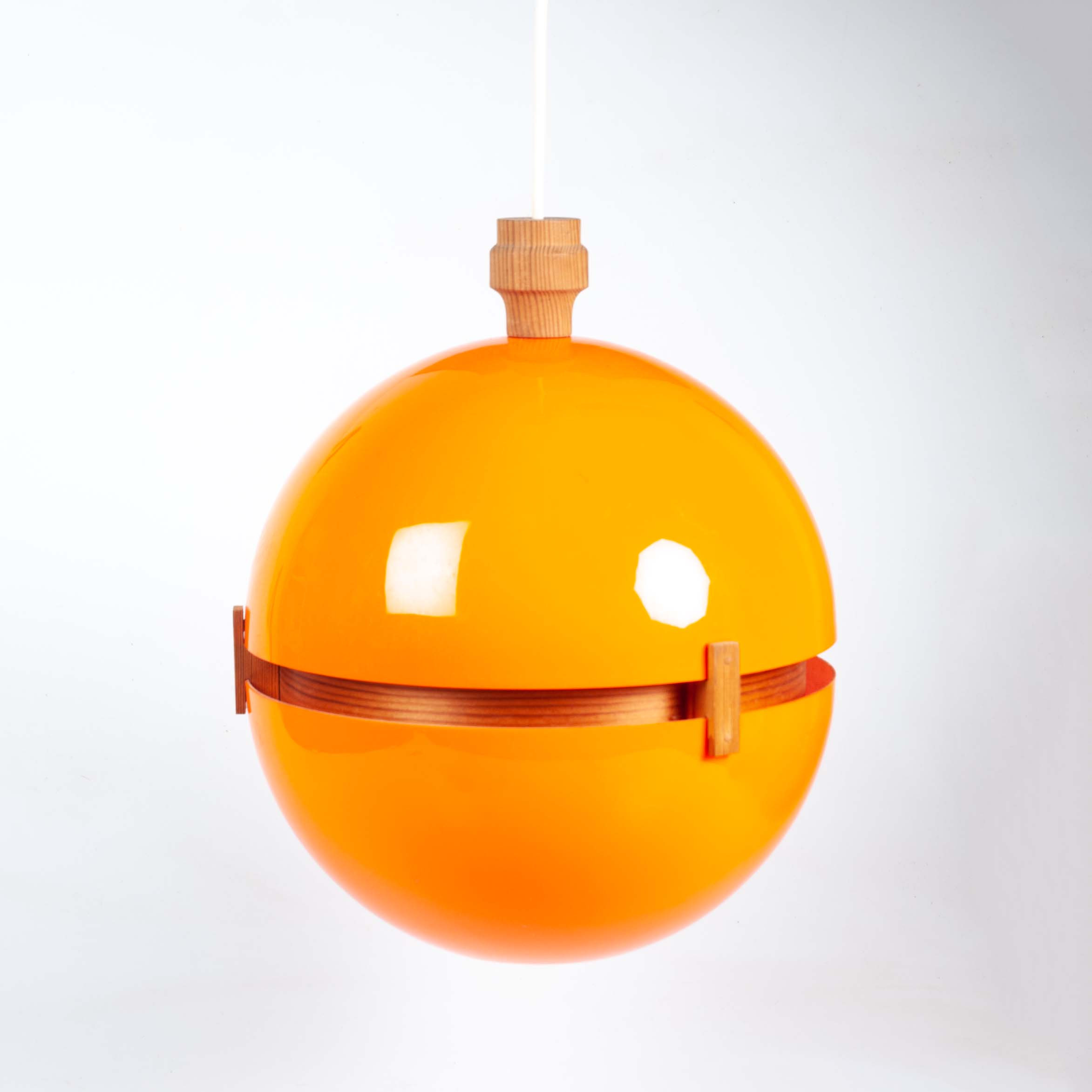 OIDENTIFIERAD FORMGIVARE. TAKLAMPA, plast och trä, 1960/70-tal.