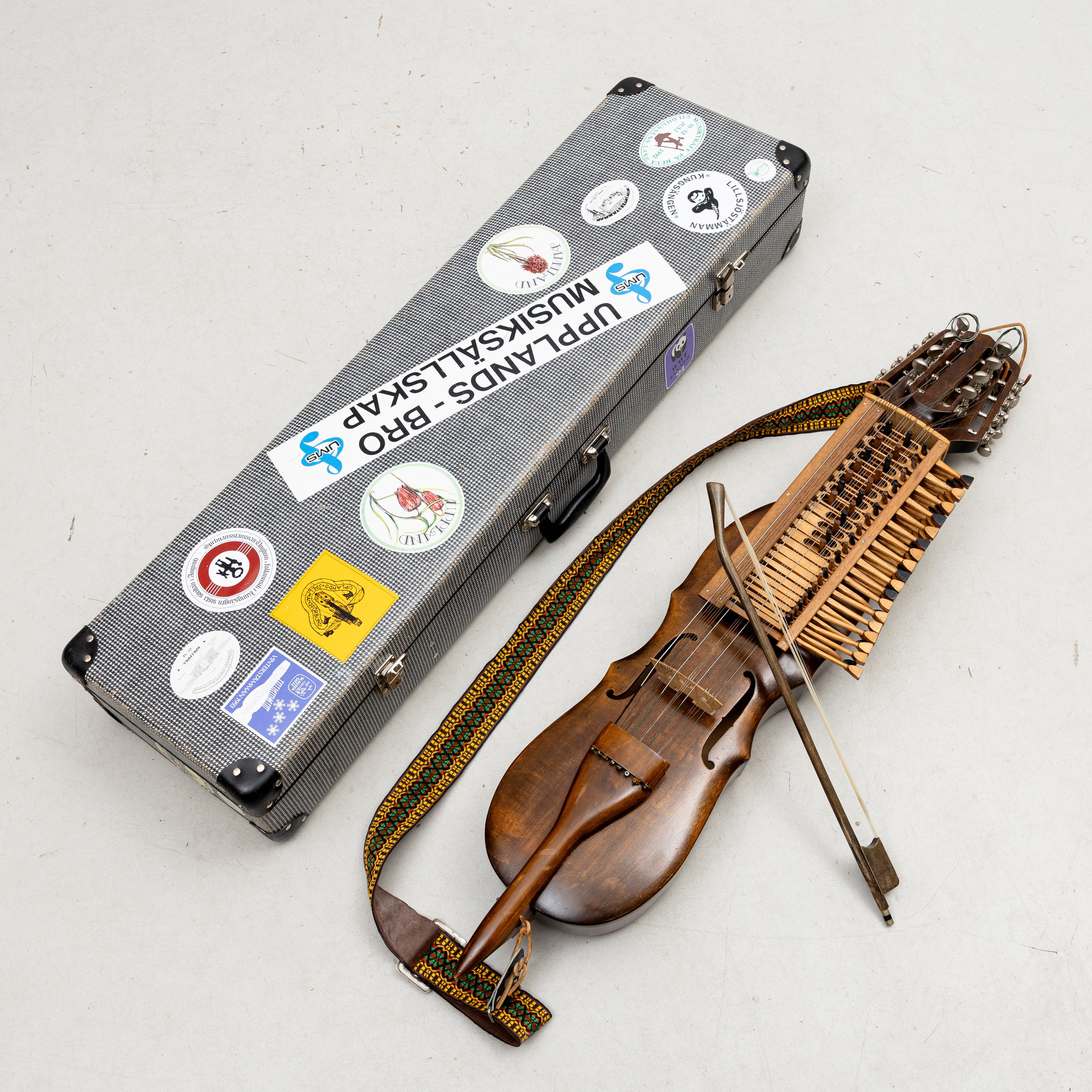 NYCKELHARPA med stråke och väska, signerad, daterad 1979.