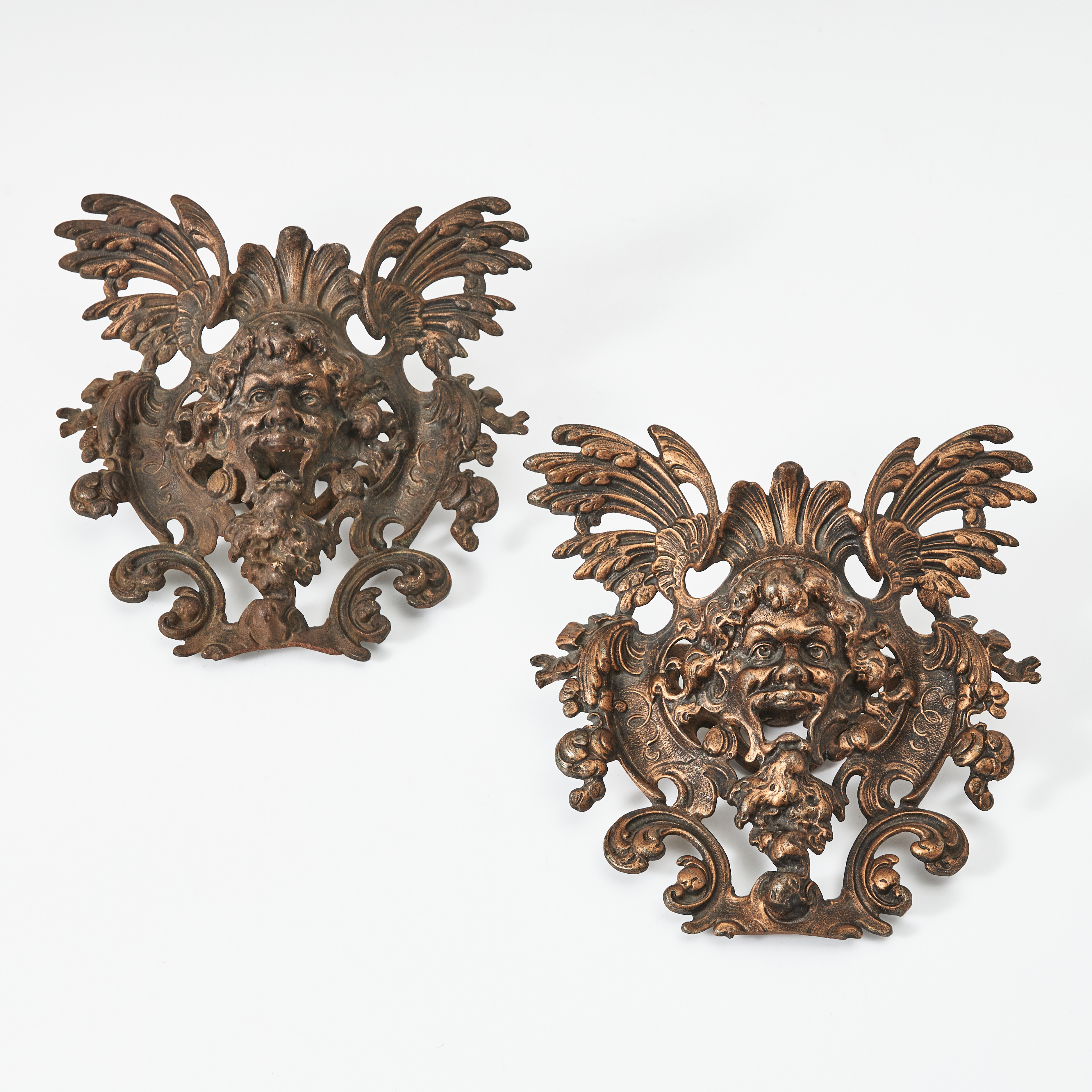 BESLAG, 2 st, till gardinuppsättning, 1800-talets andra hälft, bronserad respektive spår av bronsering.