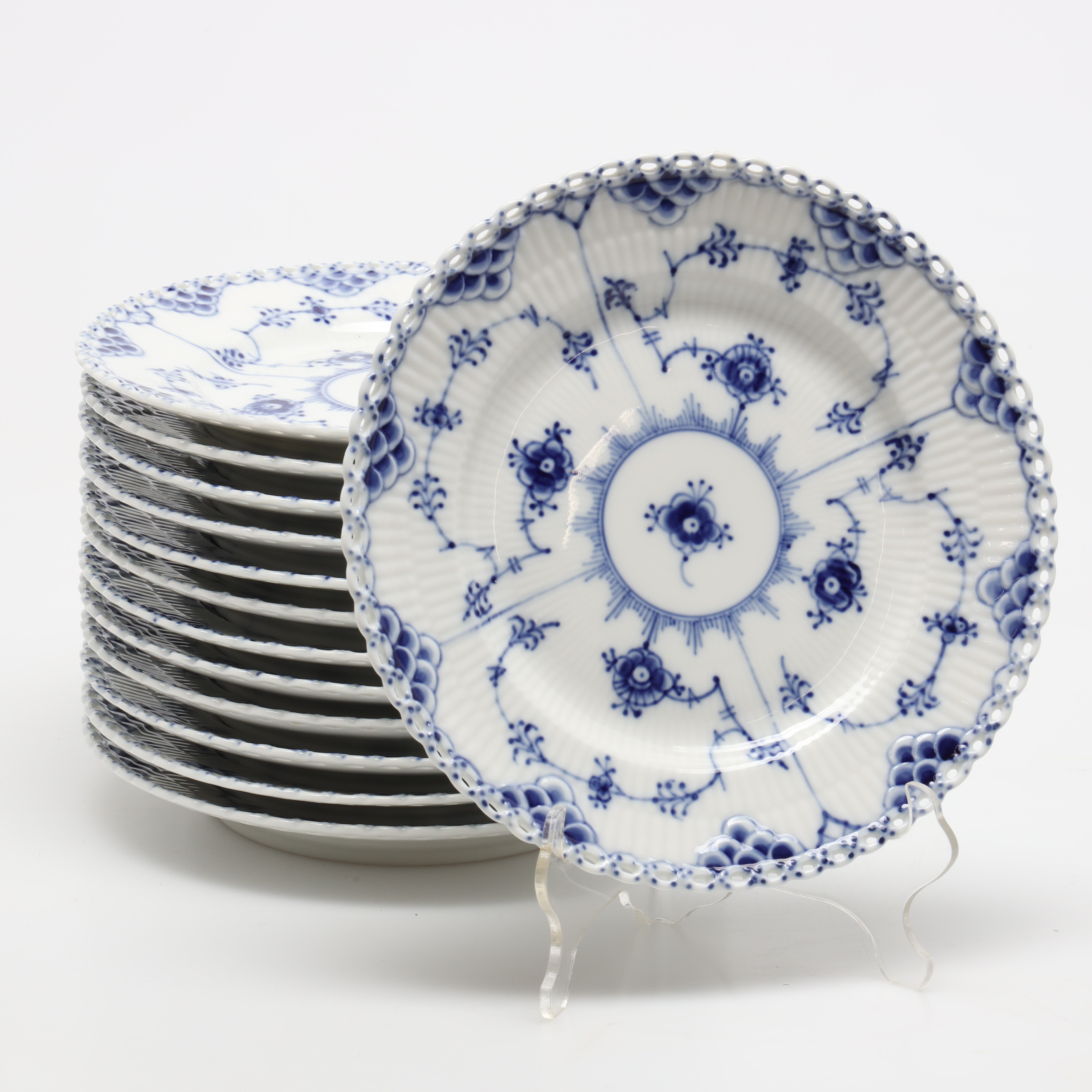 ASSIETTER, 13 st, "Musselmalet", helblond, porslin, Royal Copenhagen, Danmark.