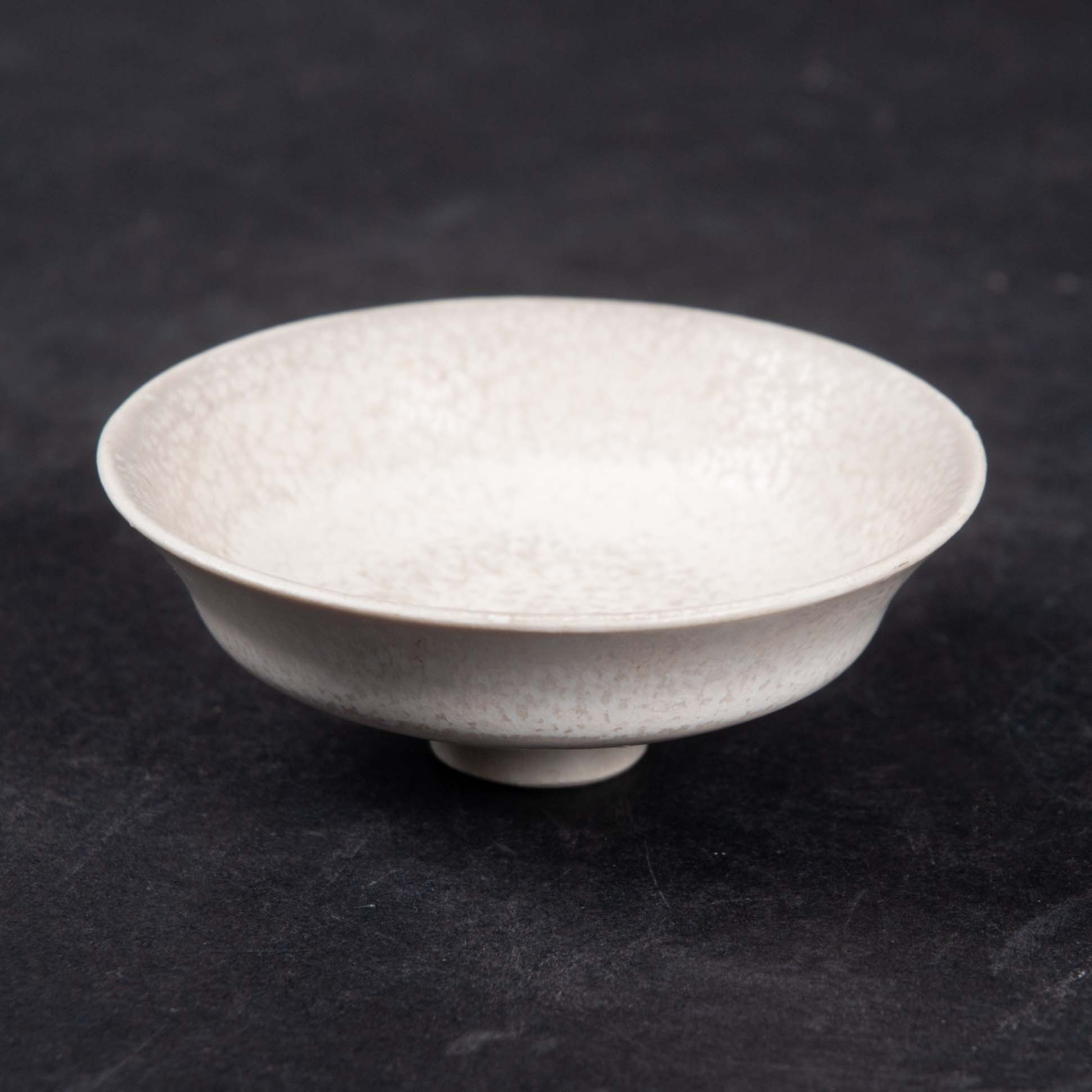 GUNNAR NYLUND. Skål, unikat i harpälsglaserat stengods, Rörstrand, signeringsnummer E 934, med originalbevis.