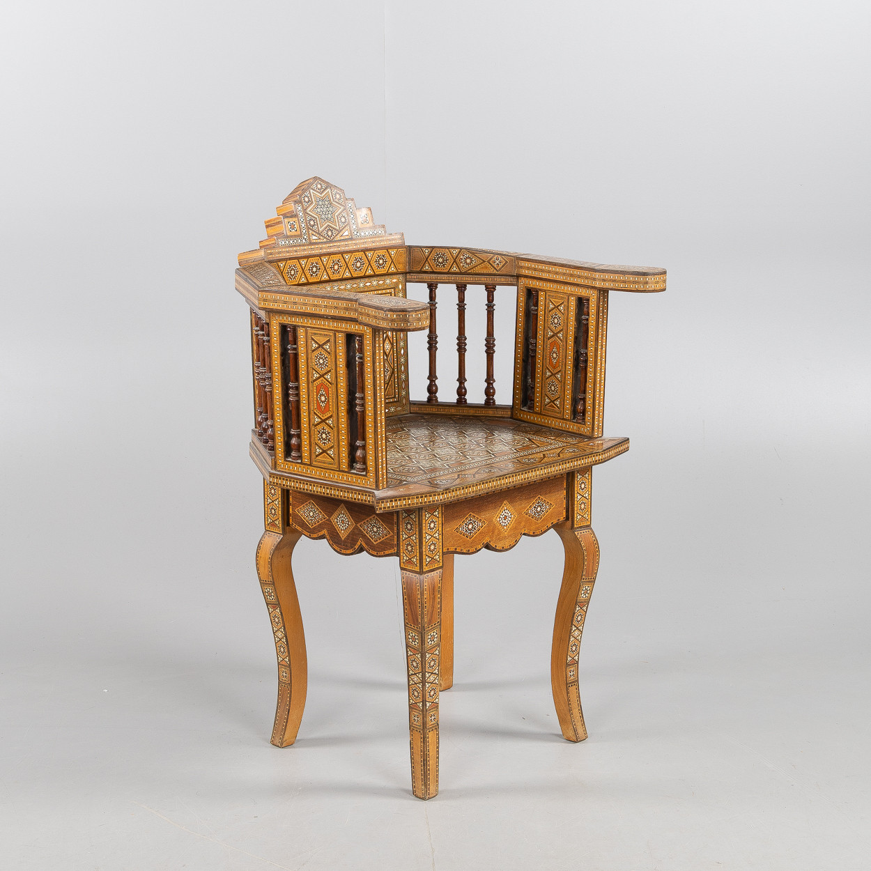 KARMSTOL, intarsia, troligen Syrien, 1900-tal.