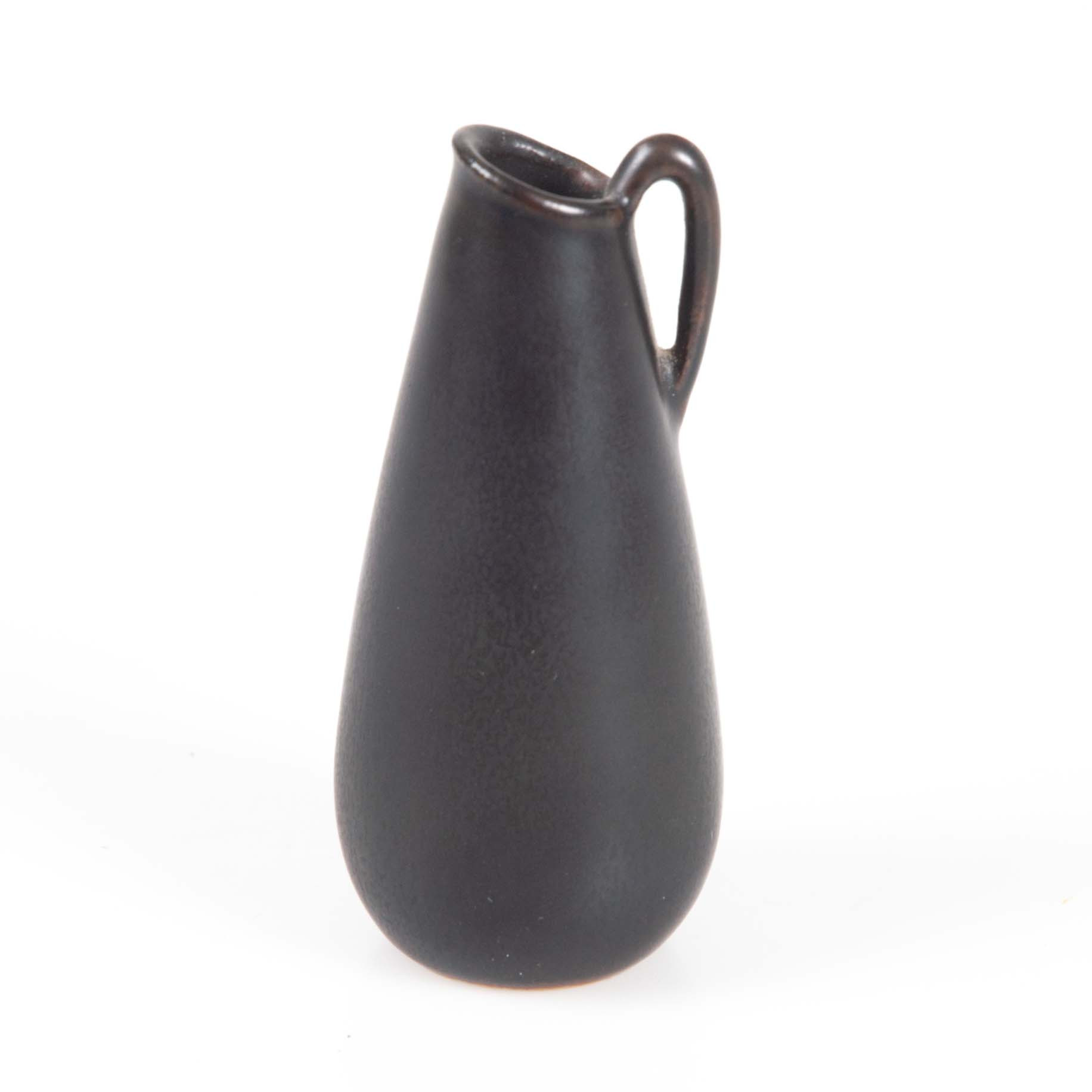 GUNNAR NYLUND. Unikat, miniatyrkanna i stengods, Rörstrand, signeringsnummer E 846, med originalbevis.