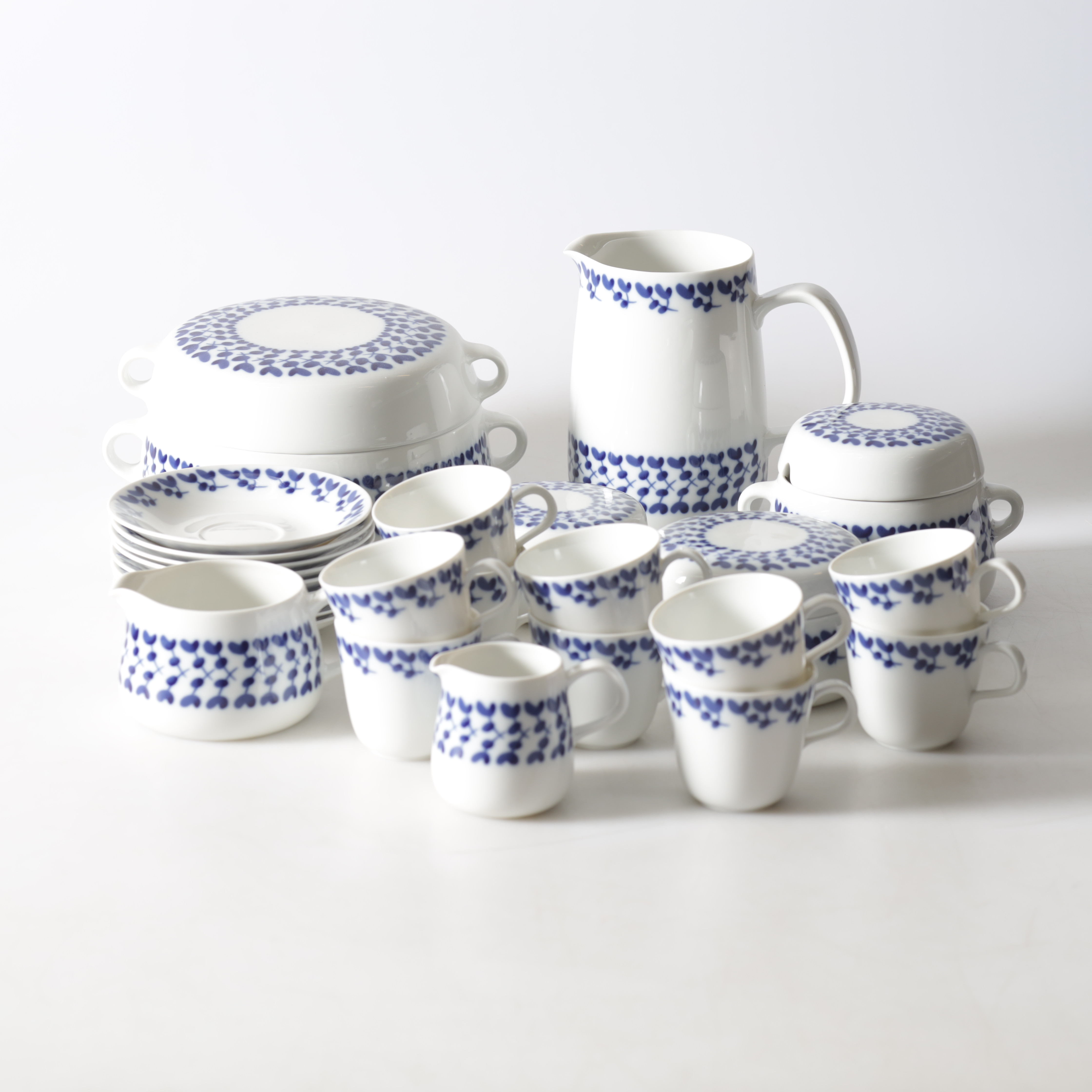 CARL-HARRY STÅLHANE. servisdelar, 17 delar, porslin, "Swedish blue", Rörstrand.