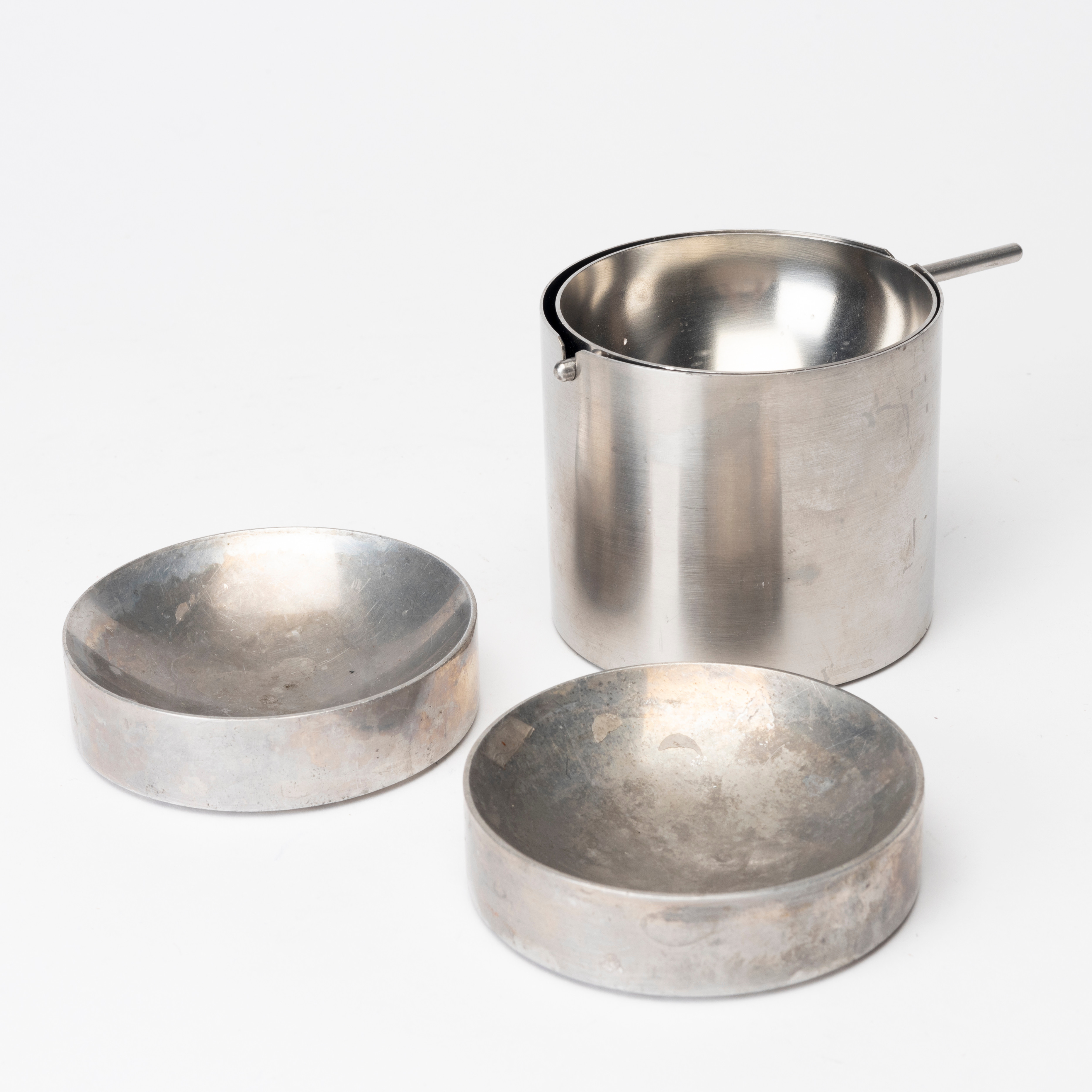 ASKKOPP samt ASKFAT, 2 st, aluminium, Arne Jacobsen för Stelton samt André Galatry, formgivna 1960/70-tal.