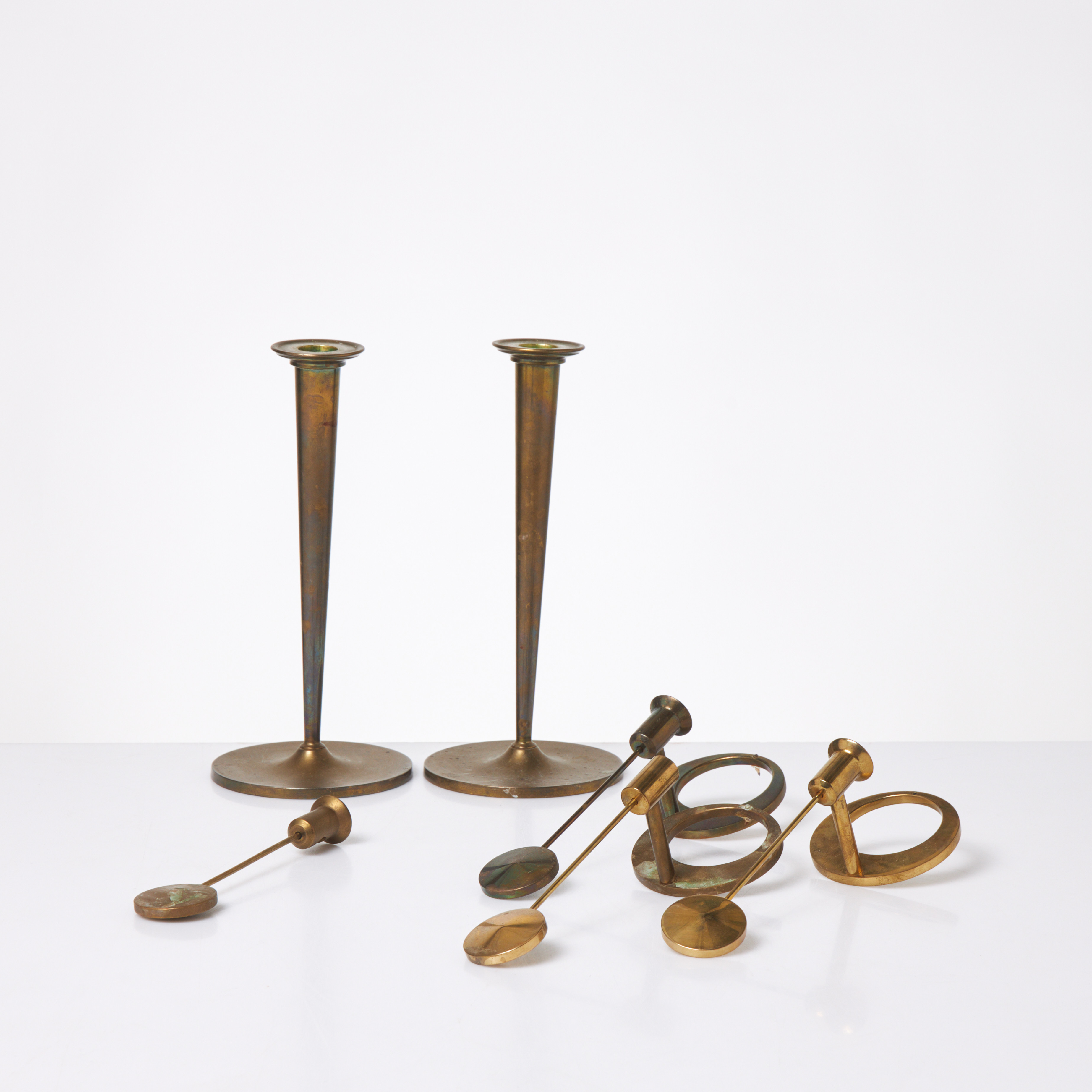 ARTHUR PE, 5+1 dlr, vägglampetter, 3 st samt ljusstakar, 1 par, mässing, märkta Arthur Pe Kolbäck.