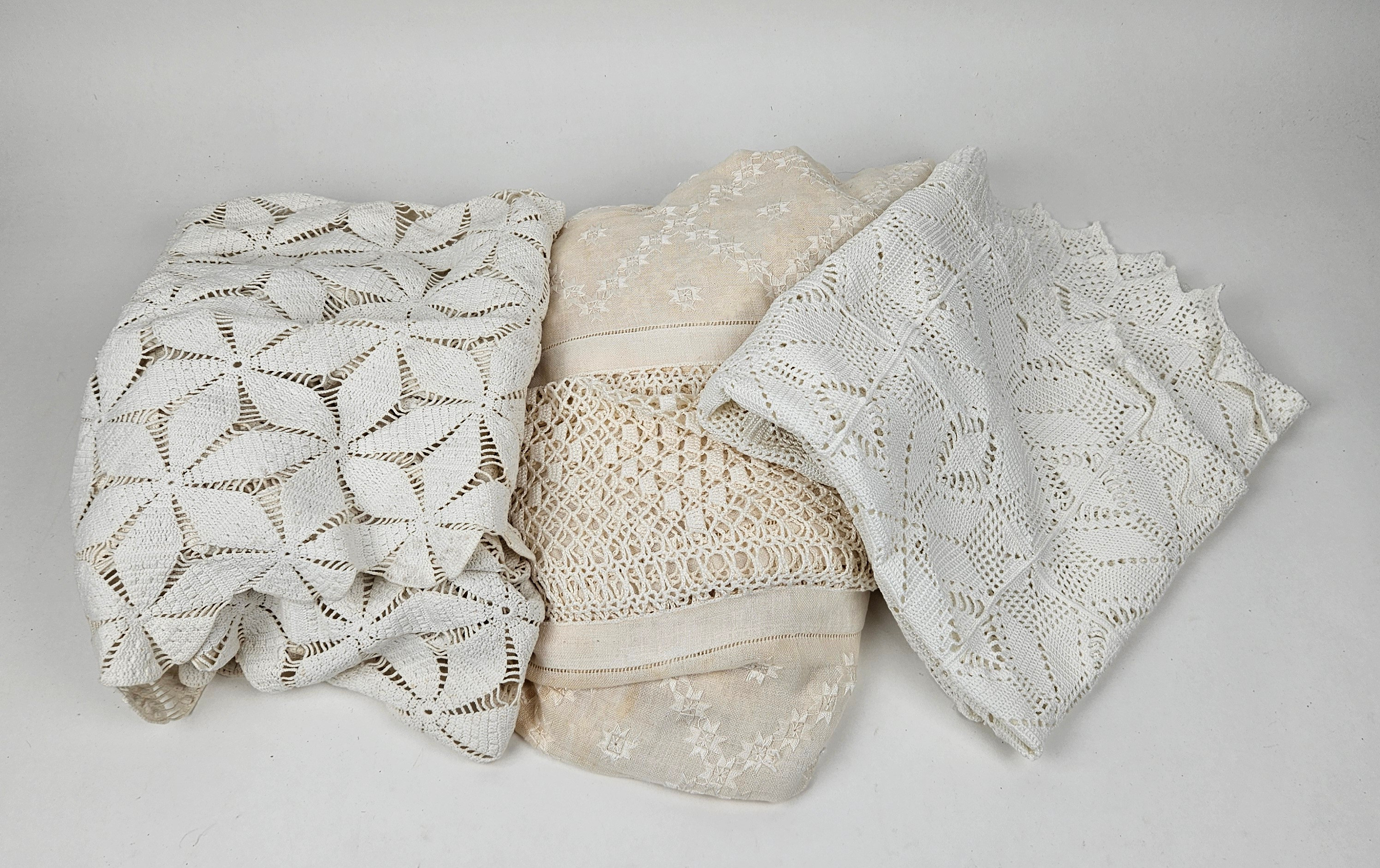 ÖVERKAST, 3 st, bland annat virkade, 1900-tal.