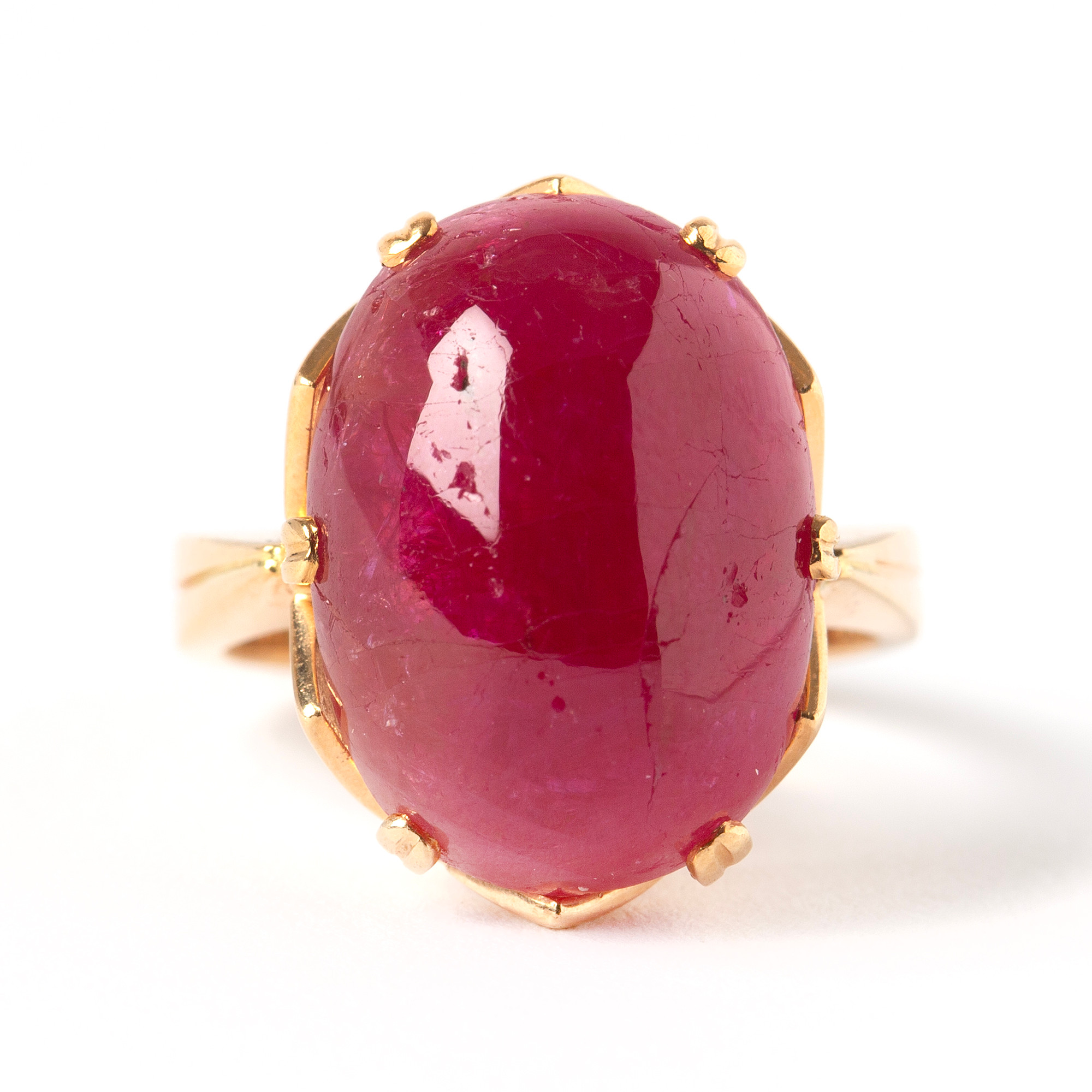 RING, 18K guld med cabochonslipad rubin, Sven Linell, Göteborg, 1965.