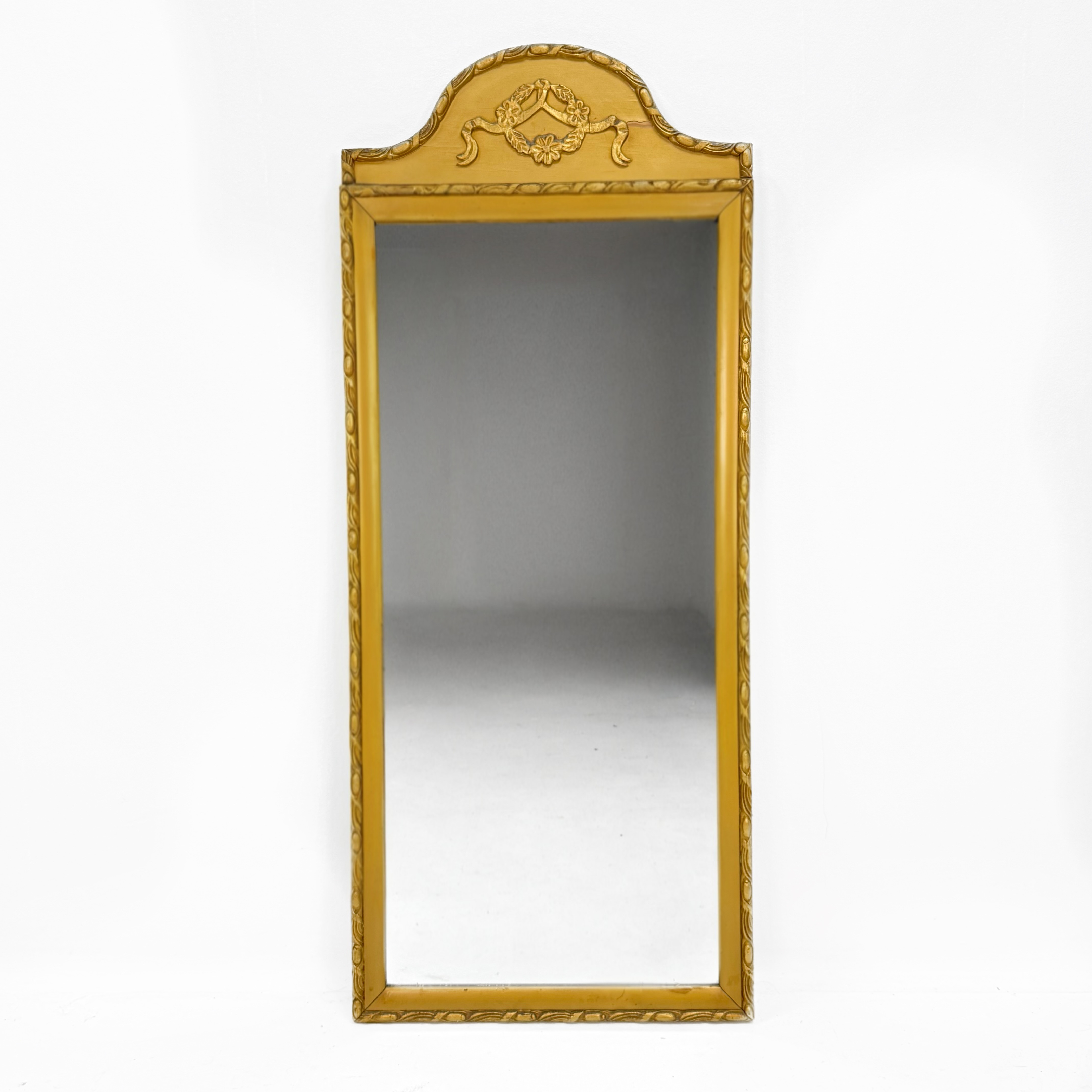 SPEGEL - Gustaviansk stil - guldmålad träram.