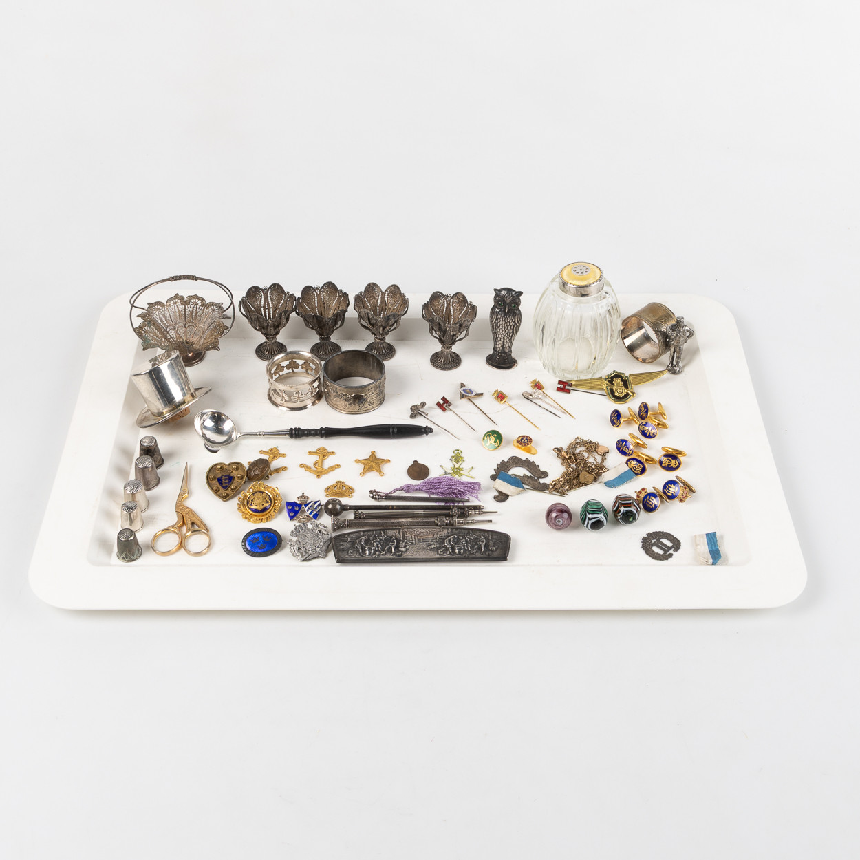 SAMLING KURIOSA, märken, pins, pennor mm.