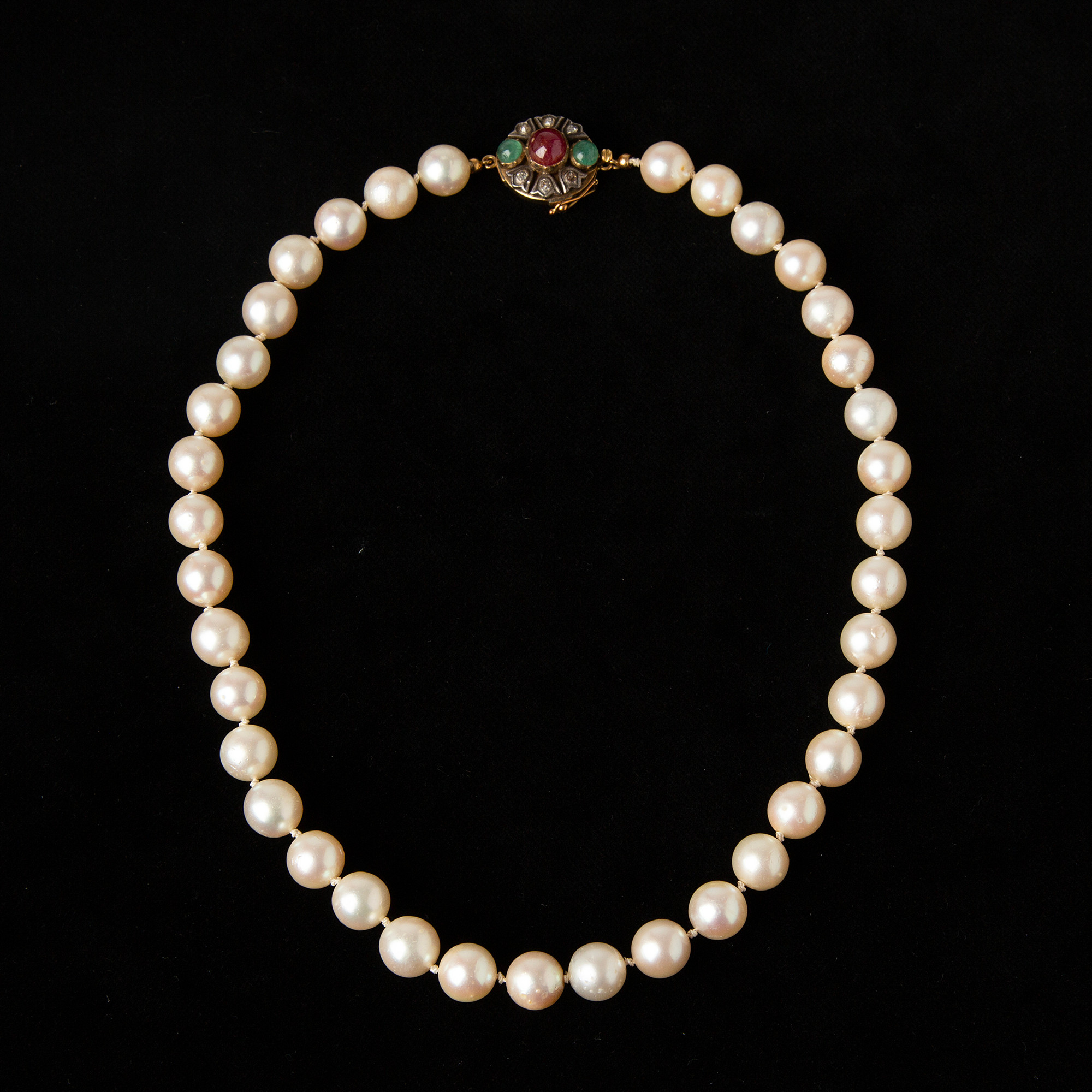 COLLIER, odlade pärlor, lås i 18K guld och silver med cabochonslipade smaragder, rubin och rosenslipade diamanter.