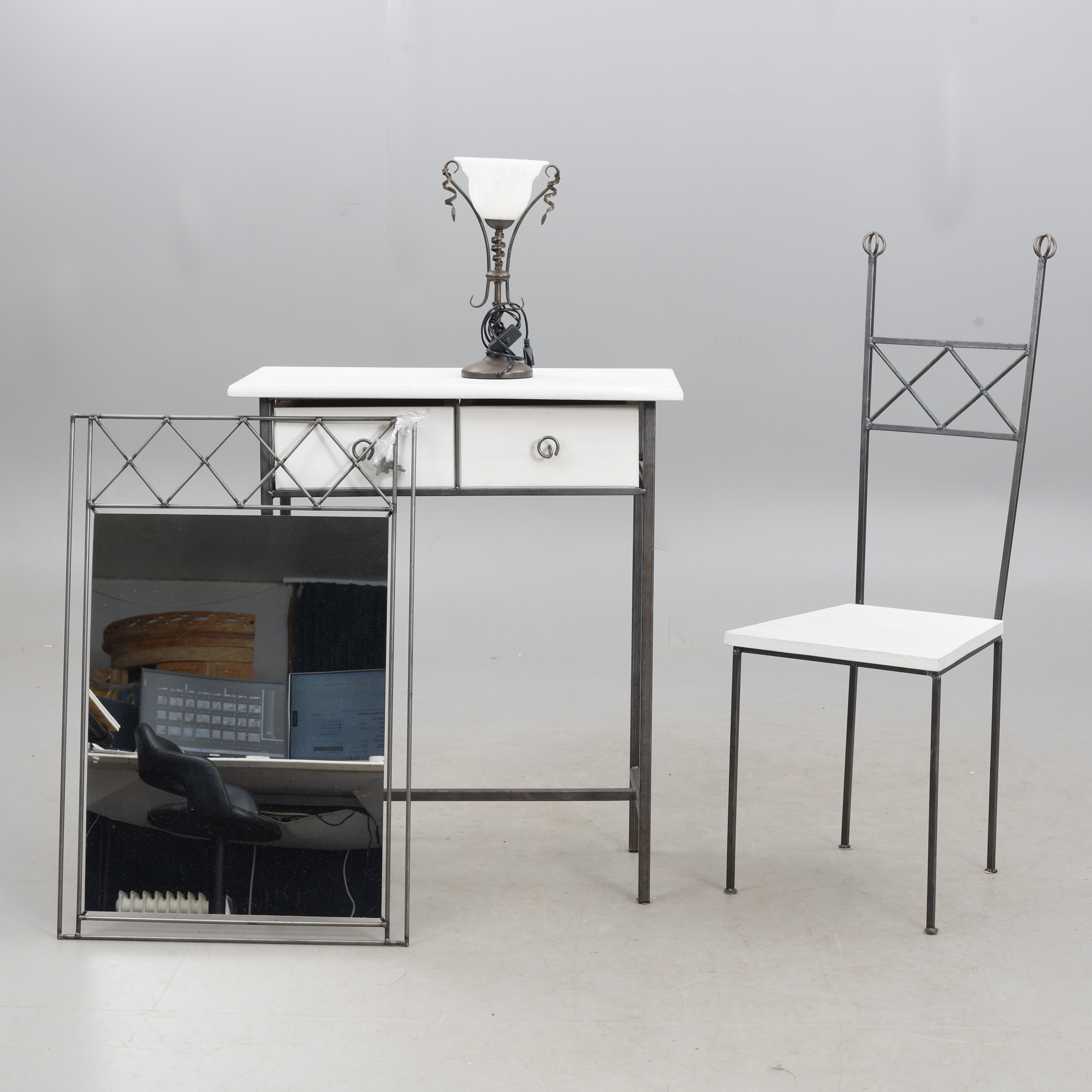 HALLMÖBEL samt stol, lampa, spegel.