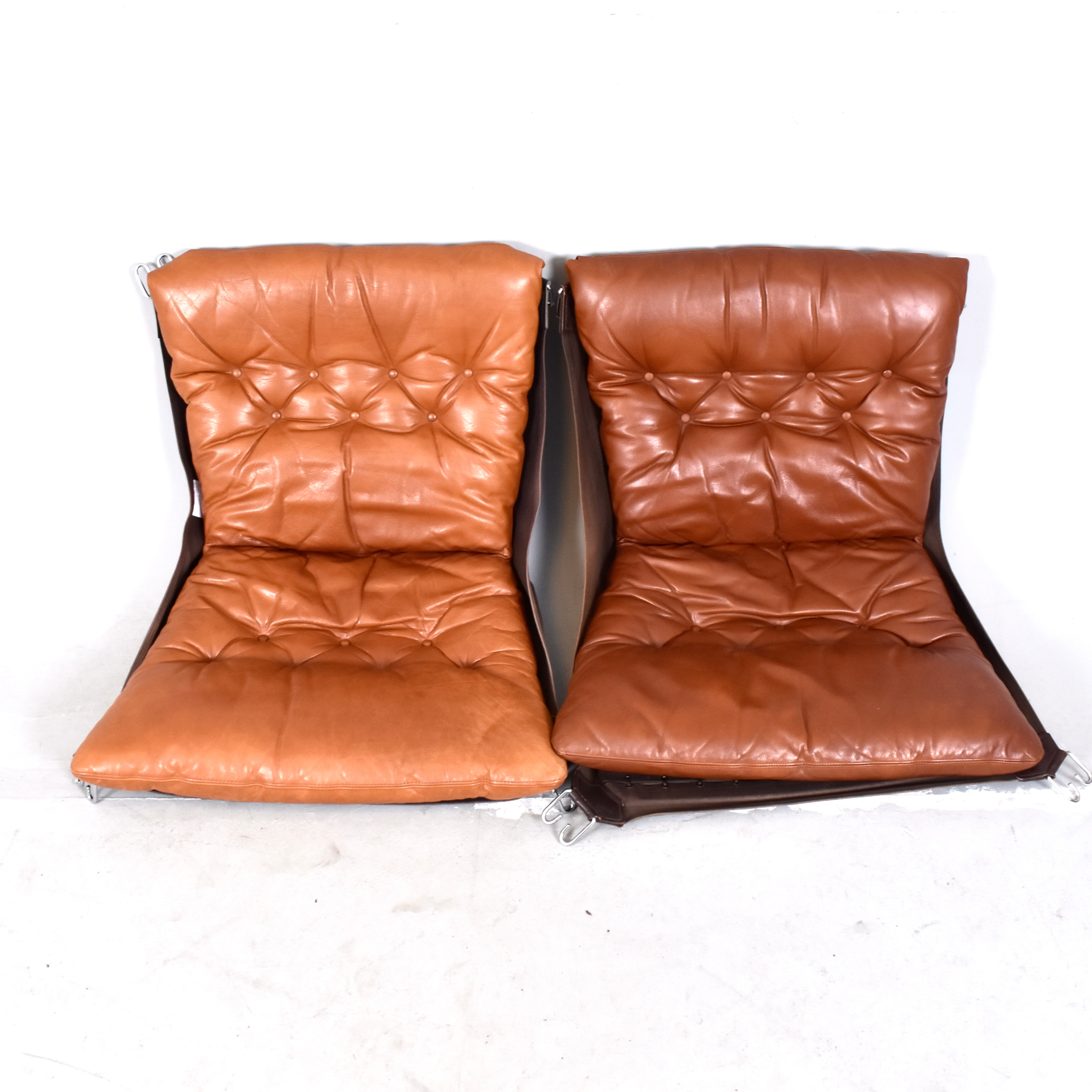 SIGURD RESSEL. Dynor, 2-stycken till fåtölj "Falcon", brunt läder, Vatne möbler, Norge, 1970-tal.