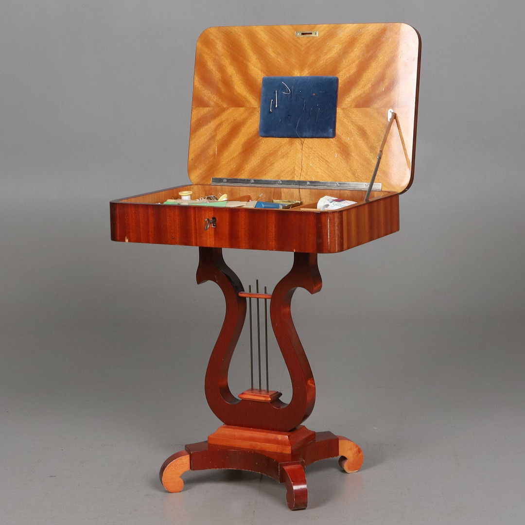 SYBORD/LYRBORD, Mahognyfaner, fylld med sytillbehör.