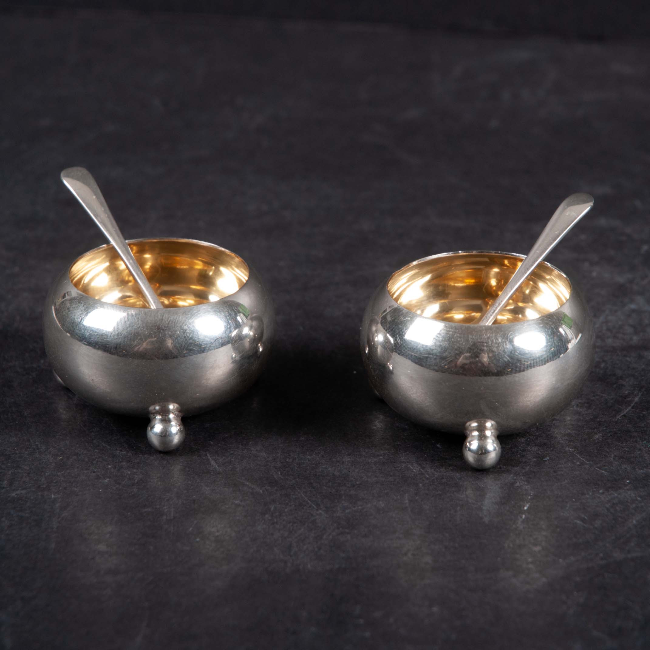 SALTKAR MED SKEDAR, 2 st, Silver, London, Goldsmiths & Silversmiths Co.