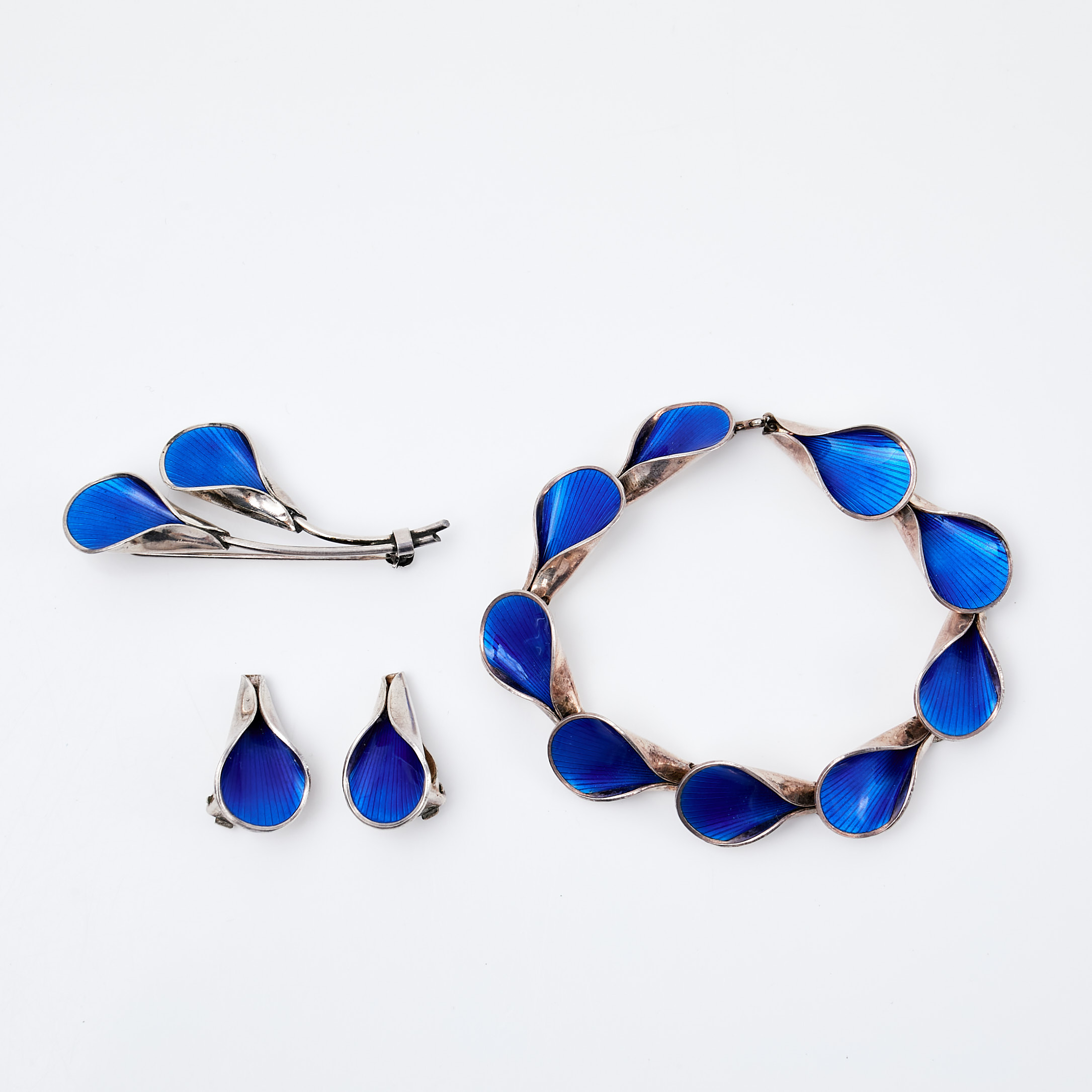 JACOB TOSTRUP. Armband, Brosch, Örclips, 1 par, sterlingsilver, Norge 1900-talets mitt, guillocherad blå emalj.