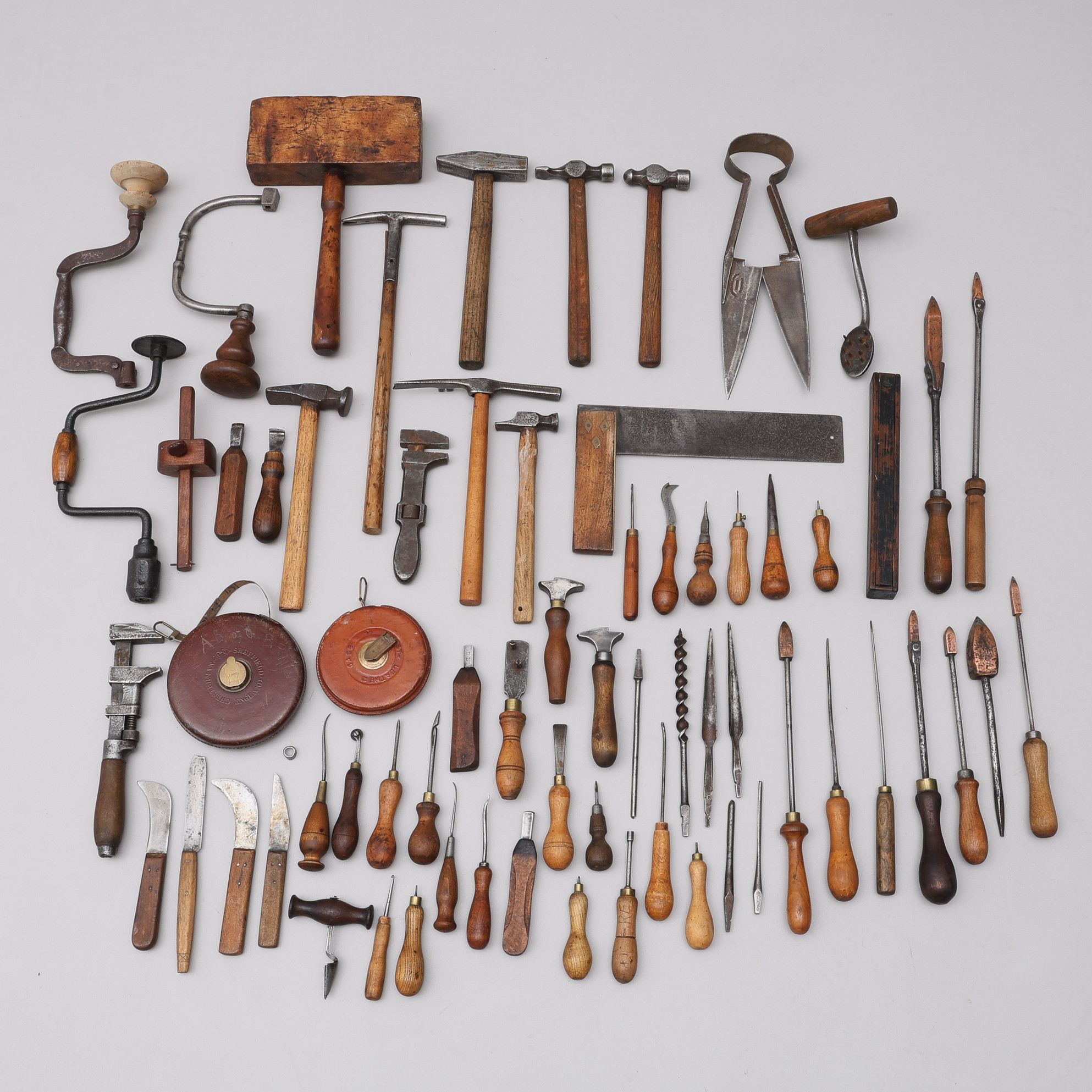 ETT PARTI MED ÄLDRE OCH ANTIKA VERKTYG I PARTI. huvudsakligen engelsk tillverkning, 67 delar.