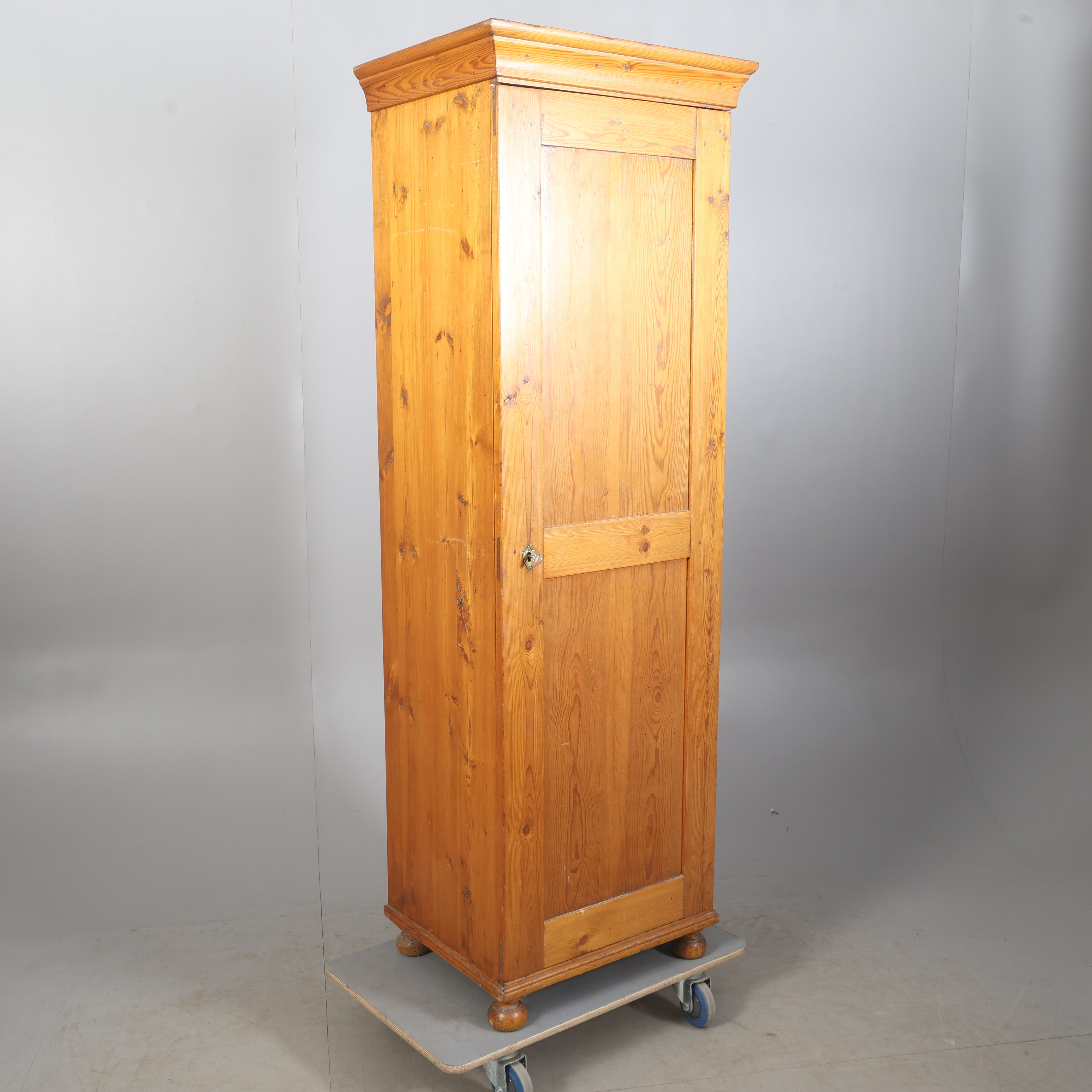 SKÅP, furu, 1900-talets första hälft.