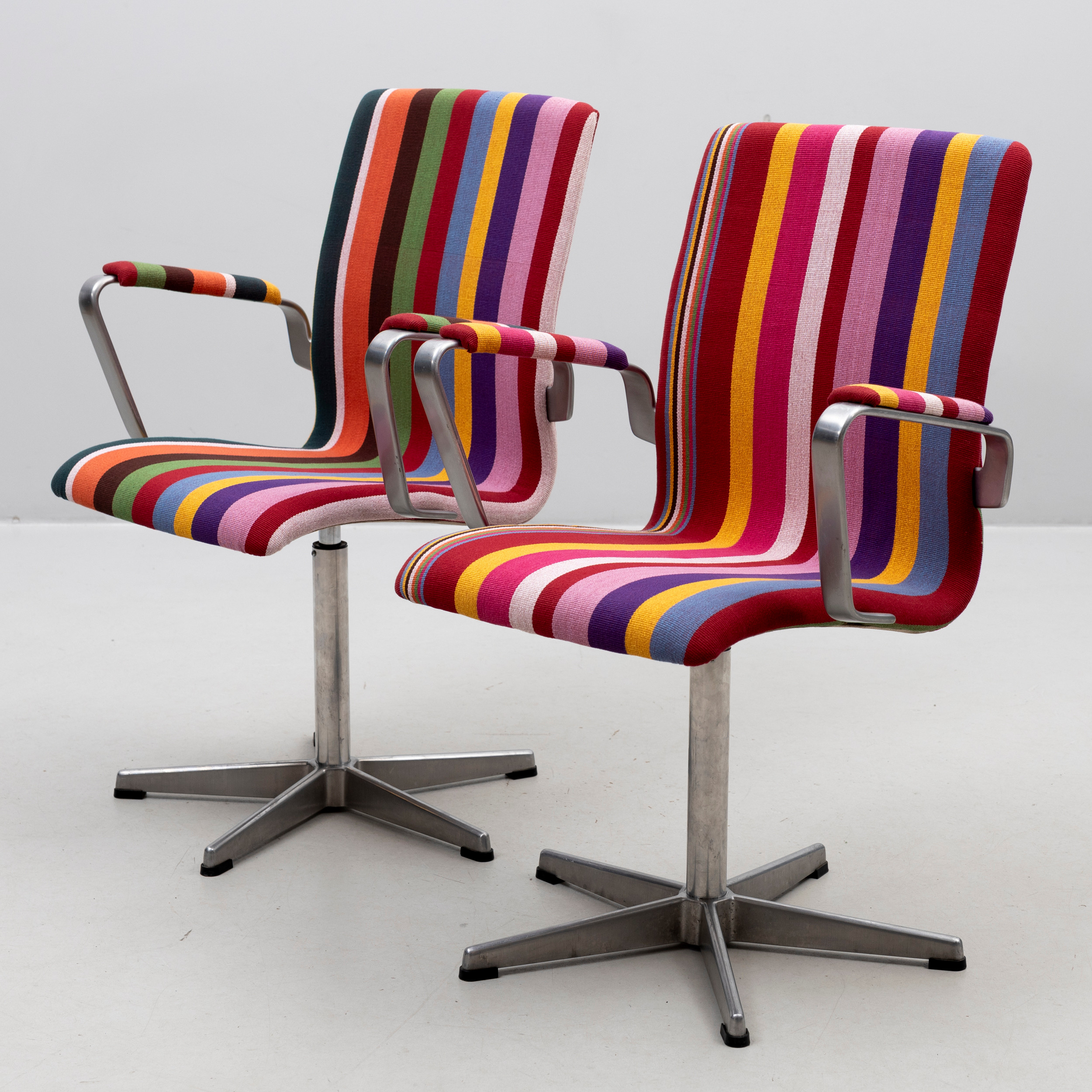 ARNE JACOBSEN. Kontorsstolar, ett par, "Oxford", etikettmärkta, Fritz Hansen, Danmark, 1988.