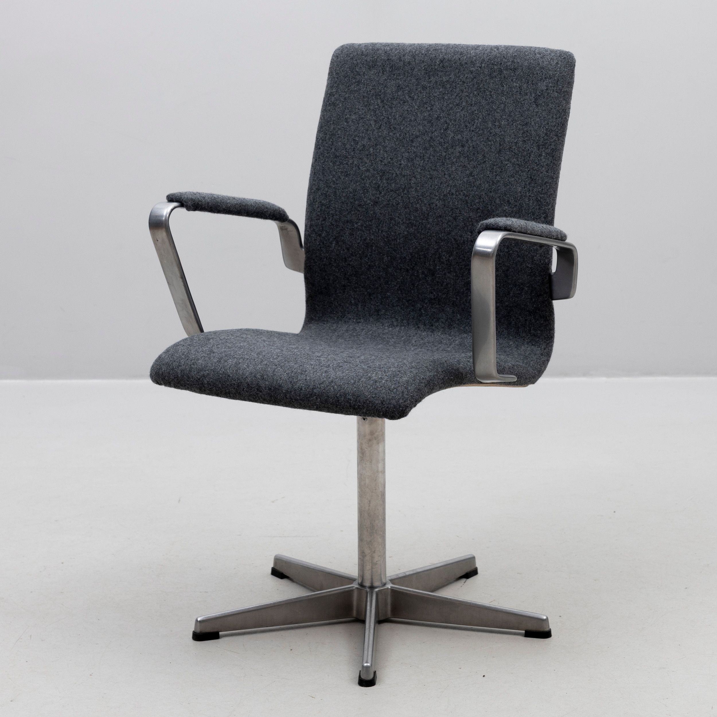 ARNE JACOBSEN. Kontorsstol, "Oxford", etikettmärkt, Fritz Hansen, Danmark, 1988.