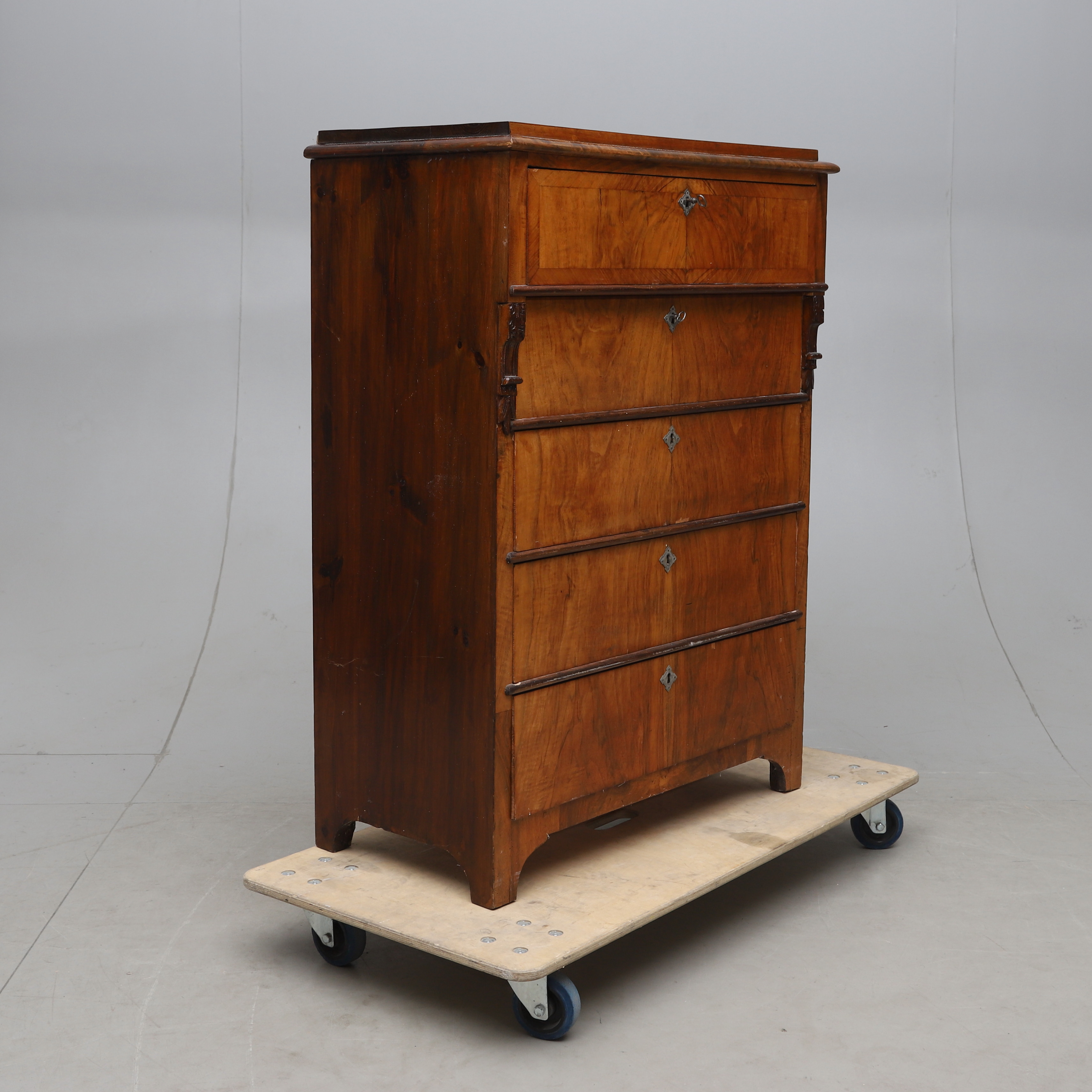 BYRÅ, valnötsfanér, nyrenässans, omkring 1900.