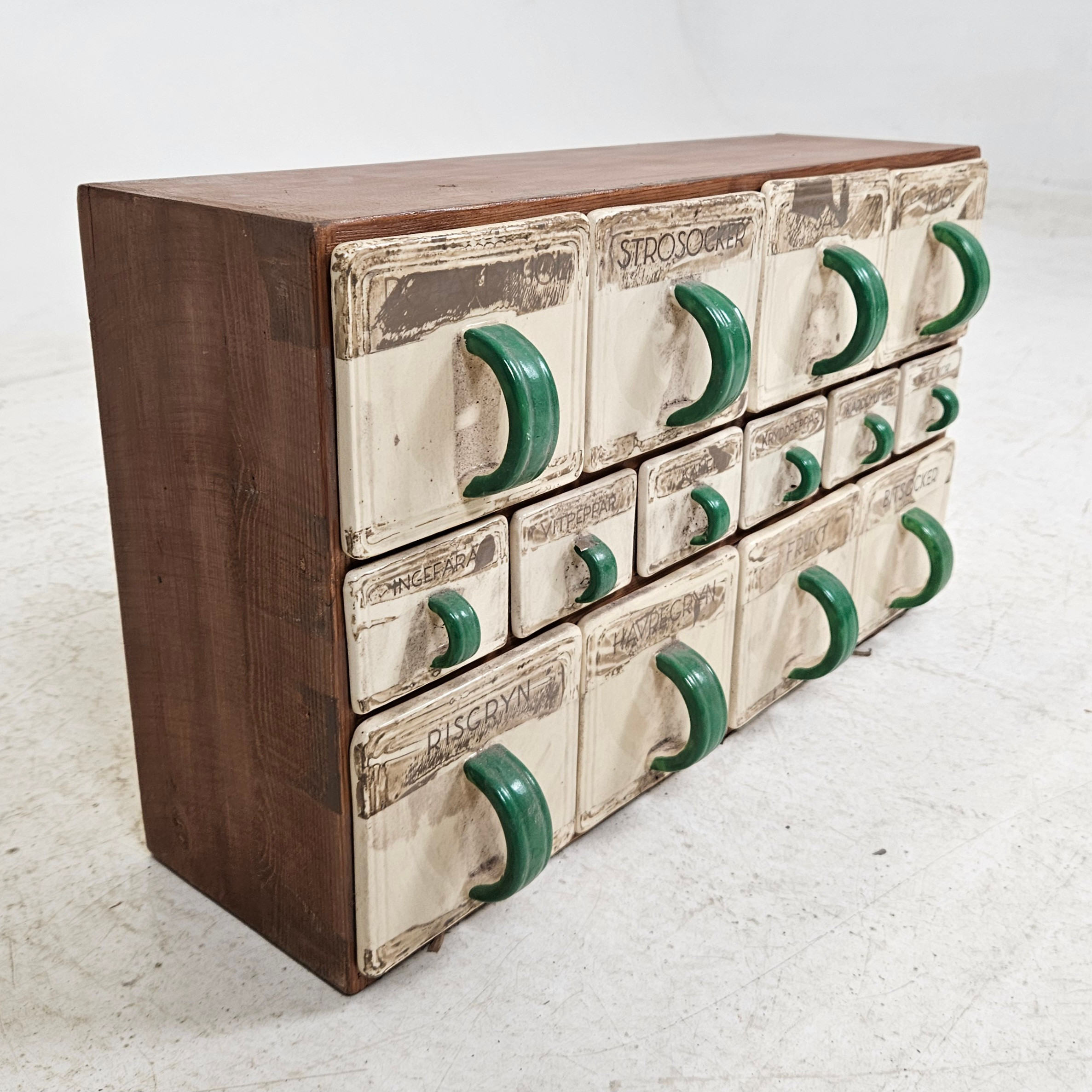 KRYDD-OCH SPECERIHYLLA, keramik och trä, funkis, "Elit", Rörstrand, 1930/40-tal.