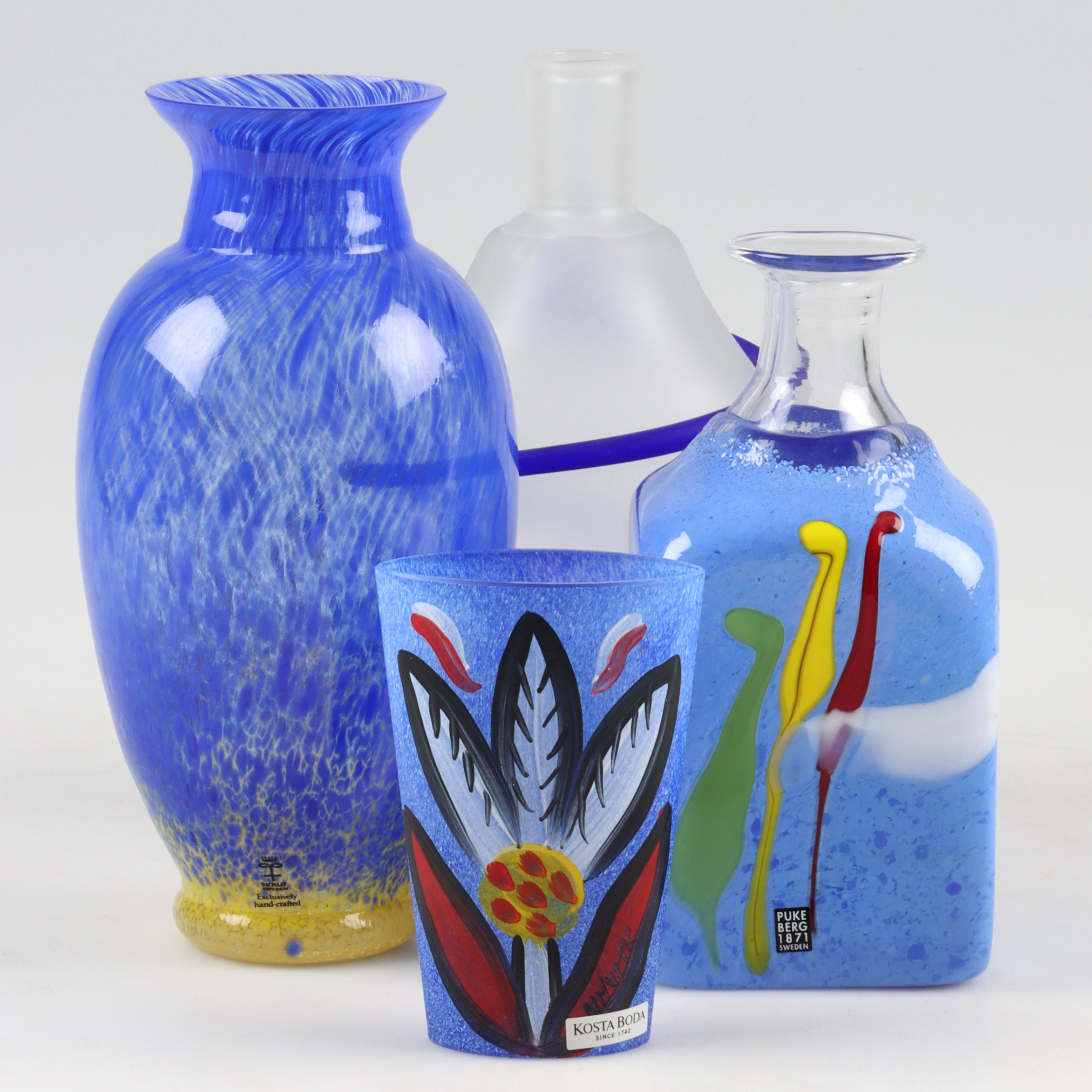 VASER, 4 st, glas, bl.a. Ulrica Hydman. Kosta Boda, Pukeberg, Bergdala. 1900-tal.