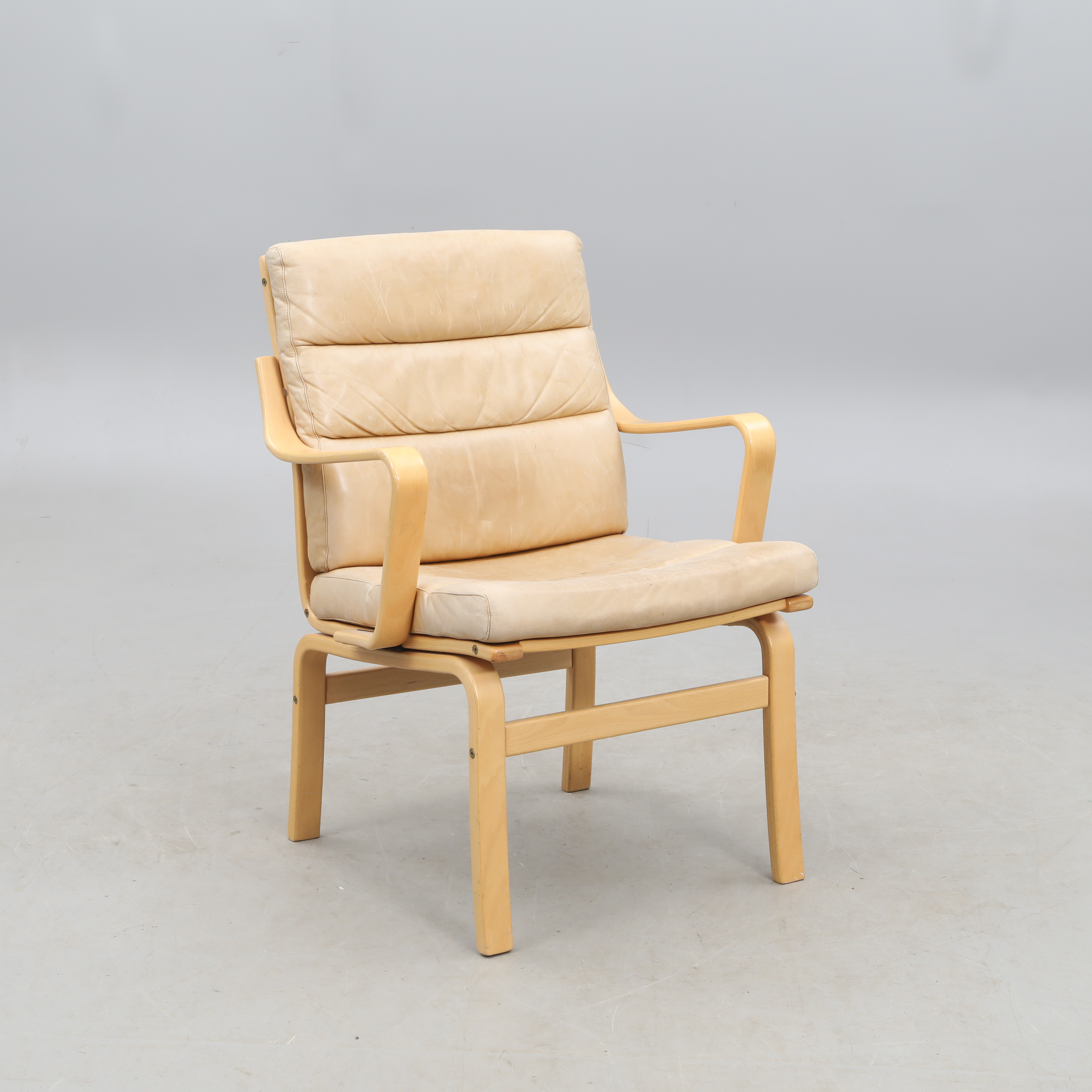 FÅTÖLJ, formpressat trä, märkt Götemöbler, 1900-talets andra hälft.